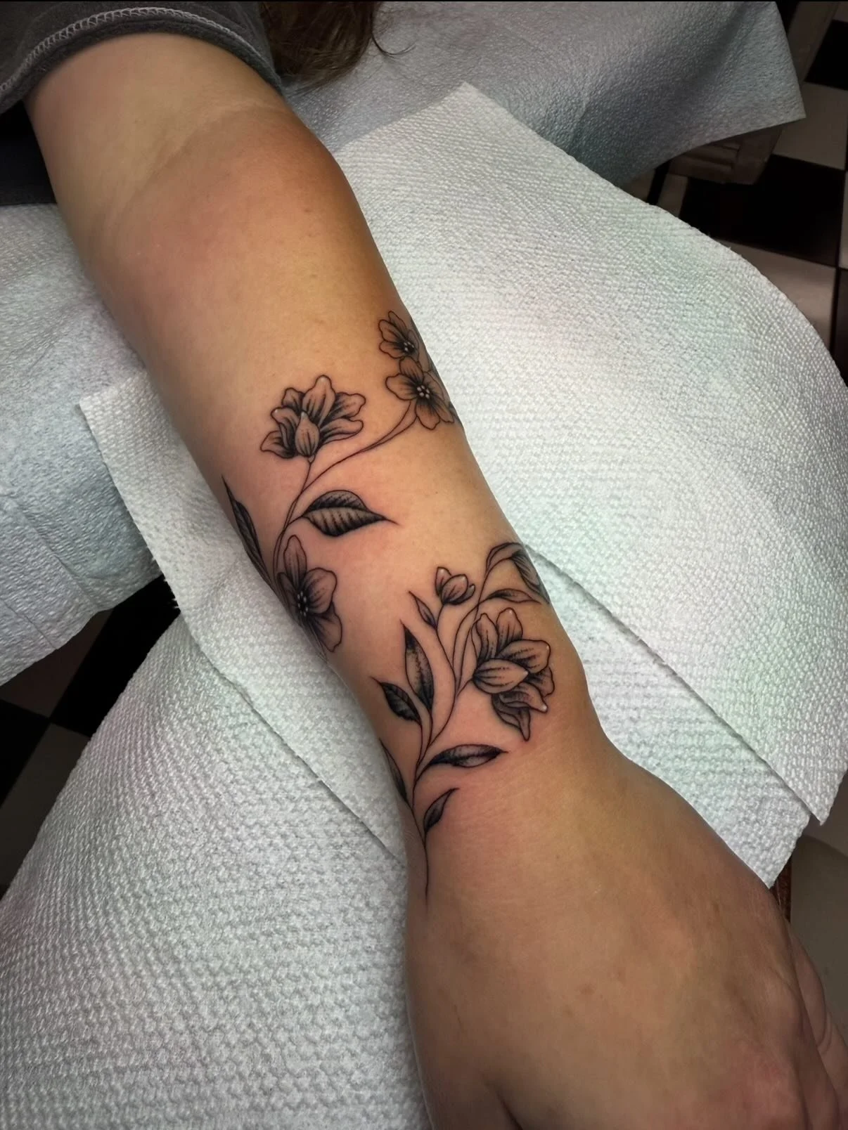 From your dainty designs to your statement pieces, all of our artists give you the tattoo you&rsquo;re looking for and more!👀🔥
Season&rsquo;s warming up and we love seeing your tats in the wild, get your appointments in before your summer vacation 