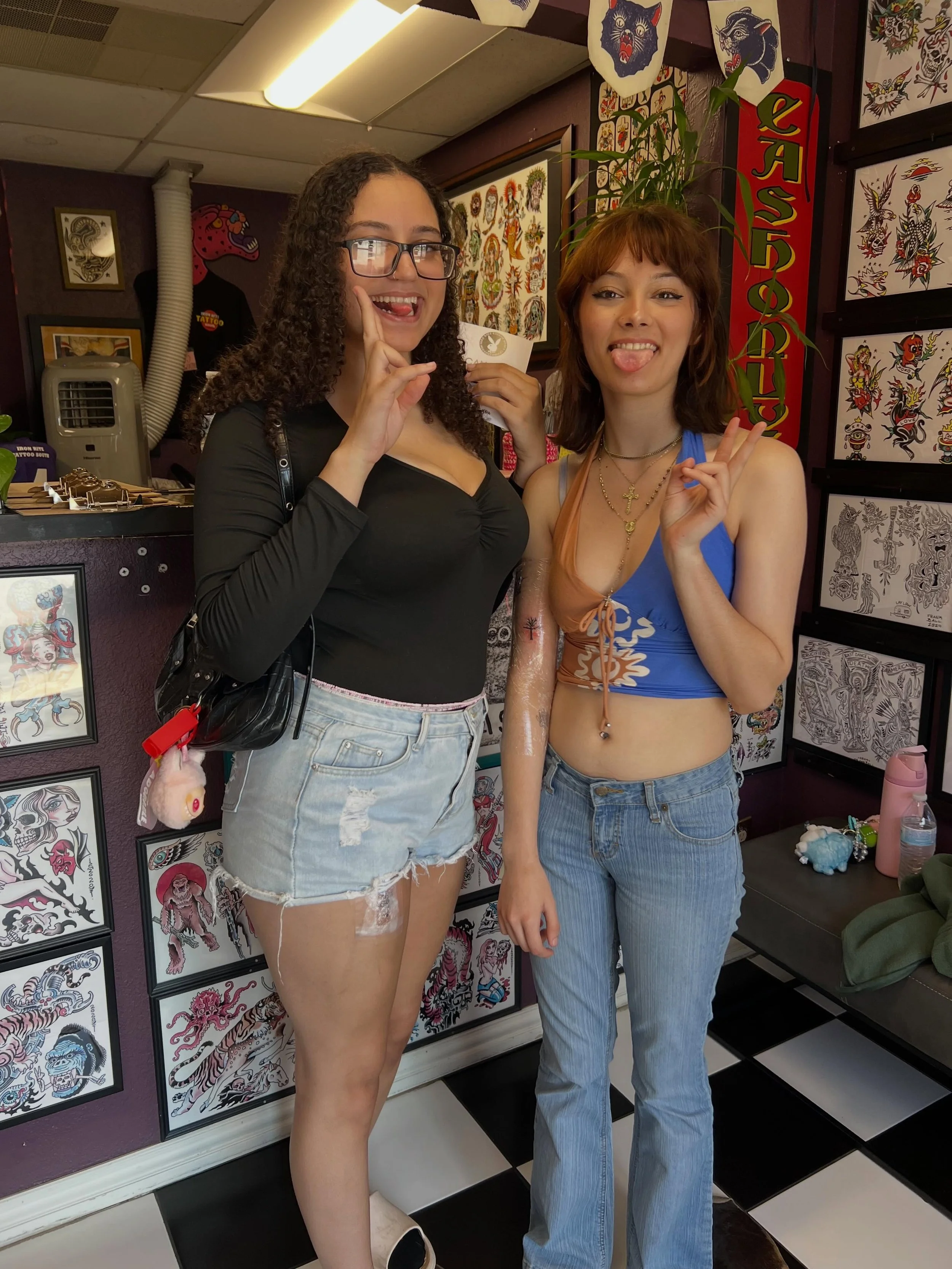 If your friend doesn&rsquo;t convince you to get a tattoo with them, are they really your friend??? 😆 
We&rsquo;ve got time for tattoos all weekend!🙌🏼 

#georgetowntx #georgetowntattoo #austintattoo #finelinetattoos #austintexas