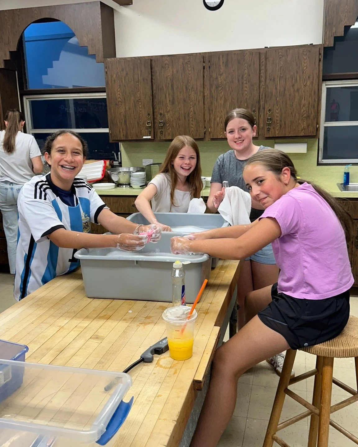 Youth Group is back! On Sunday, before making apple crumble desserts together, the youth group helped clean and reorganize the church's kitchen supplies. Thank you, youth!