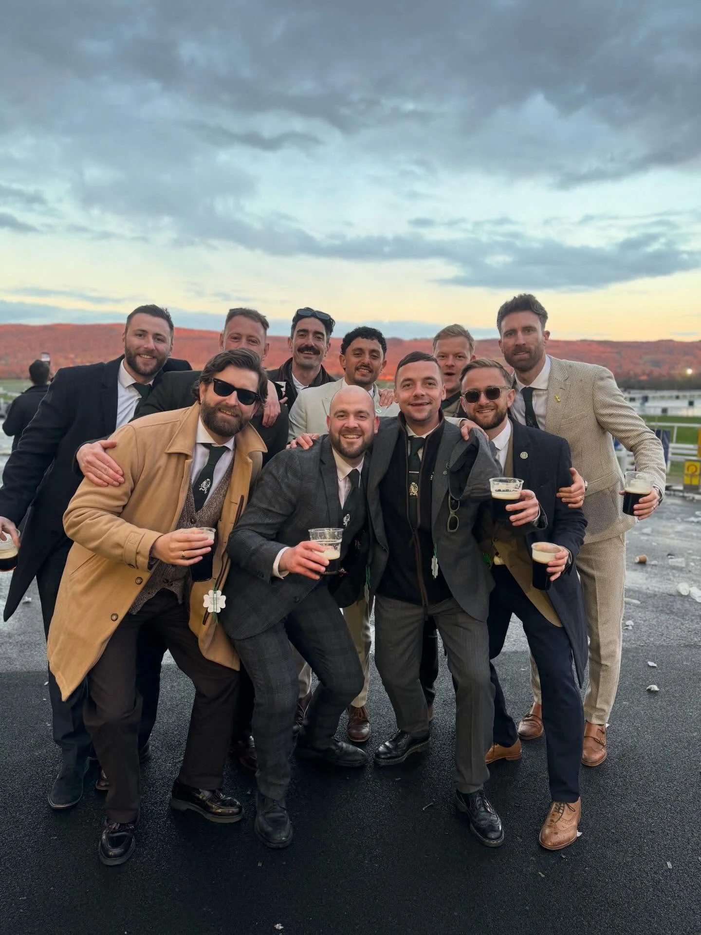 Following on from yesterdays story about going to the festival on your own, at the same time you can also go to Cheltenham with a group of mates and have a sick time as well 👌🏻🐎😎