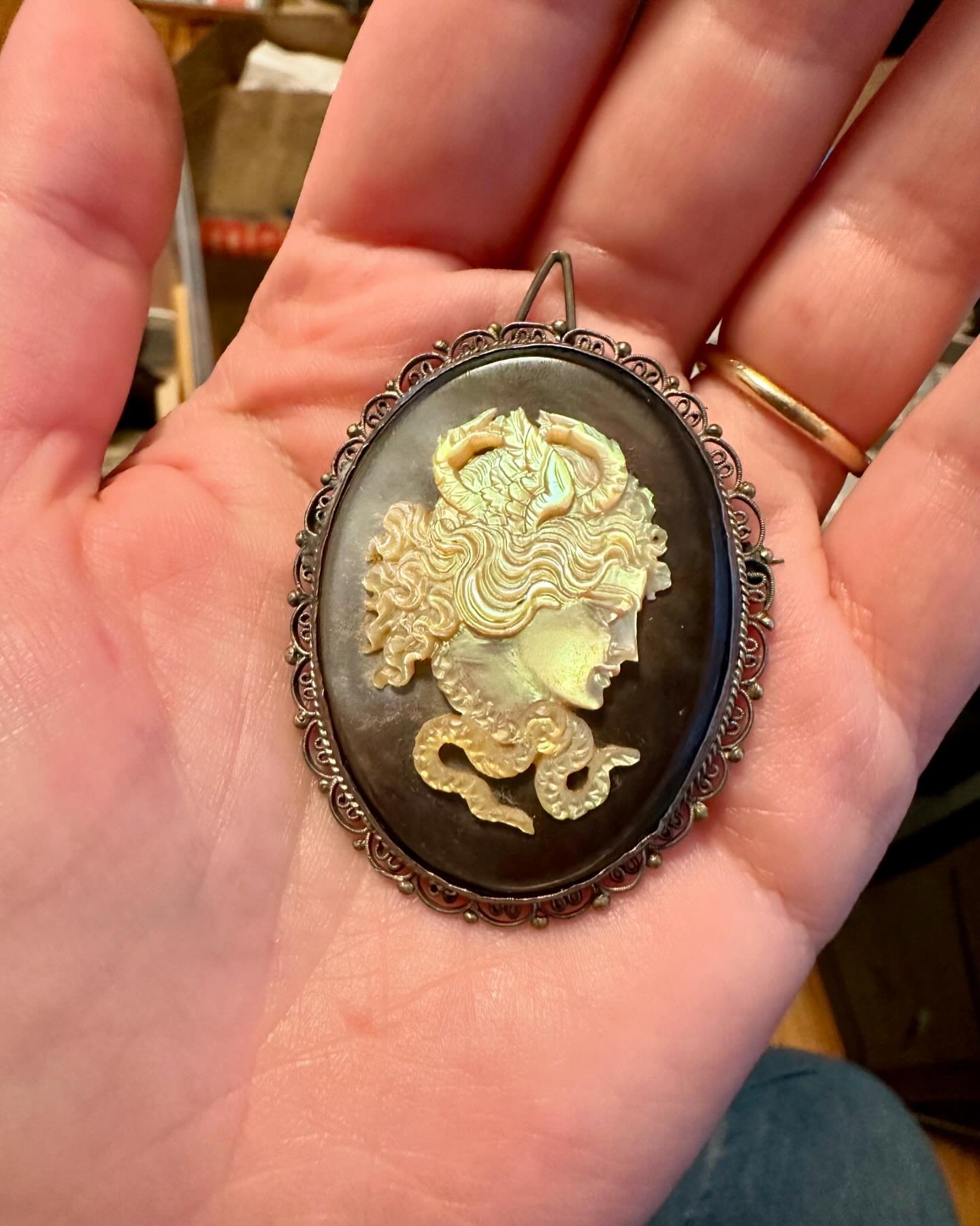 Cameos are some of my favorite jewelry finds because of how unique each one is. The craftsmanship put into these, specifically, are stunning 🤩! They make a perfect gift for antique and jewelry collectors. Snag one of these this Saturday at the Holid