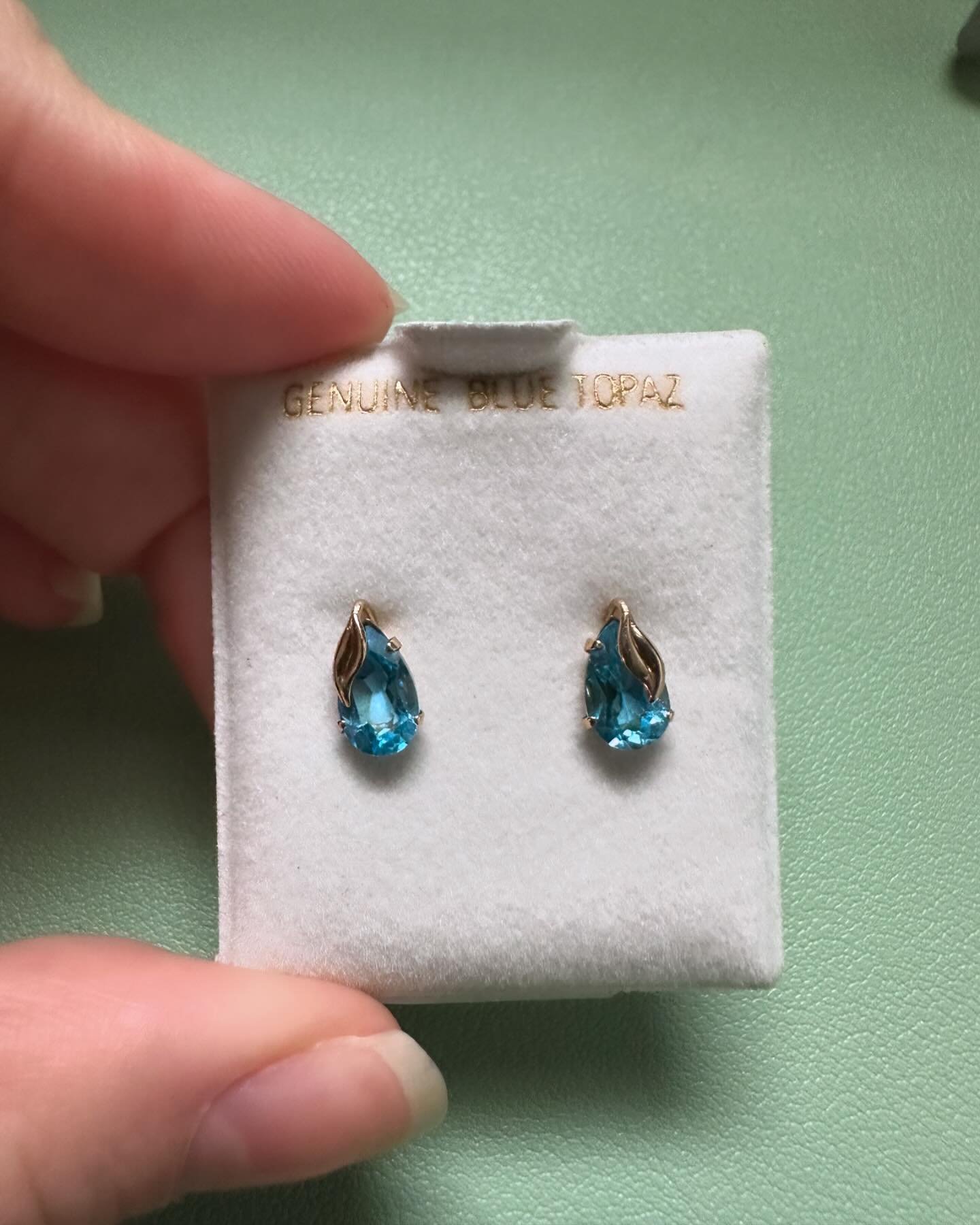Feeling blue never looked so beautiful 💙
The perfect bday gift for December babies! 🦋

Blue topaz, teardrop cut.
10KT Yellow Gold
$110, free shipping. 

DM to claim or catch them at tomorrow&rsquo;s pop up! 

#vintageforsale #vintagegoldjewelry #vi