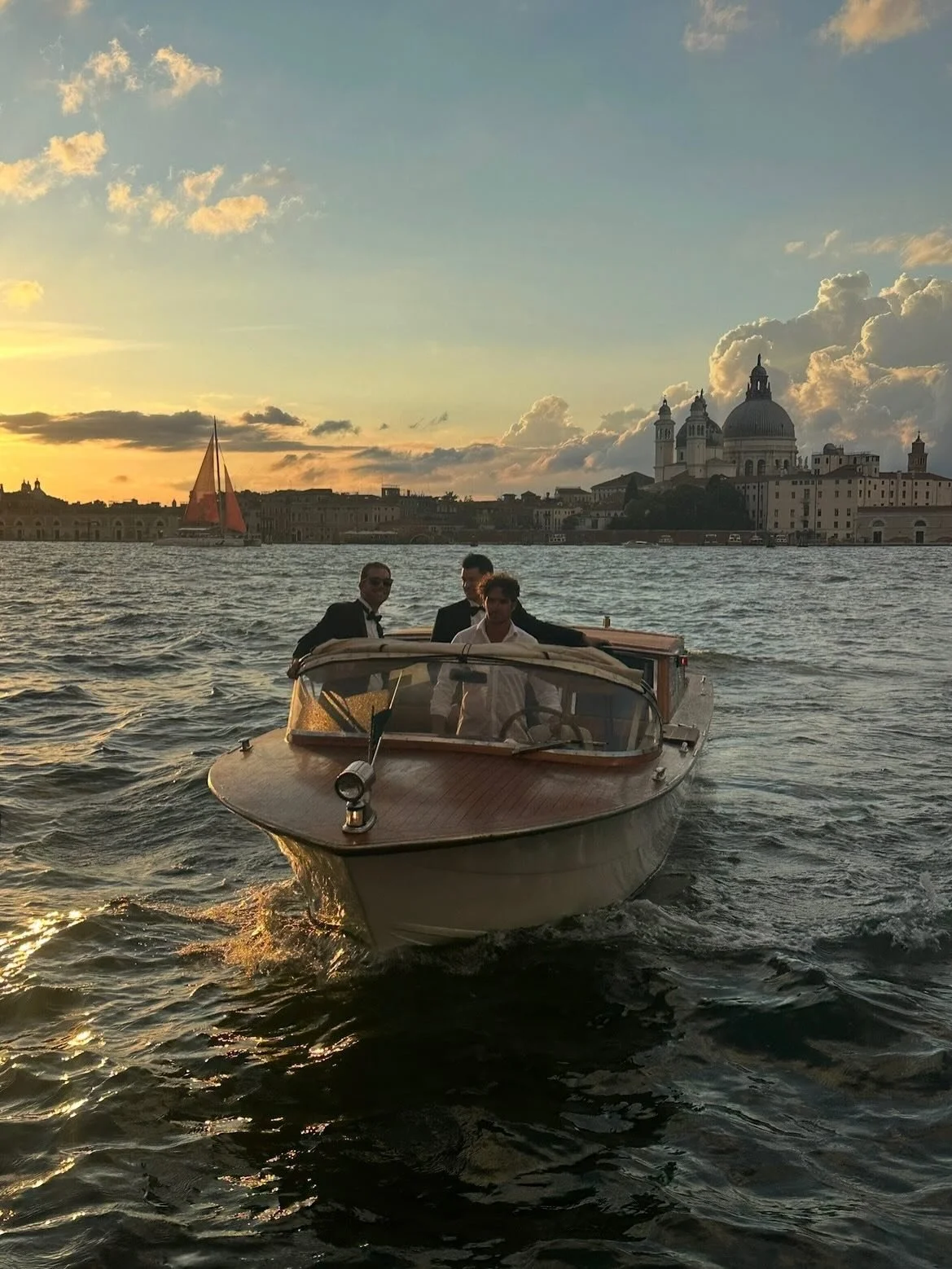 📍DESTINATION LOGISTICS 🏎️🛩️🚤
Group arrivals to these perfect destinations are a whole dance of logistics: From advancing luggage (luggage logistics is its own post!), to making sure that the guest movements are as lovely as the destination, we sp