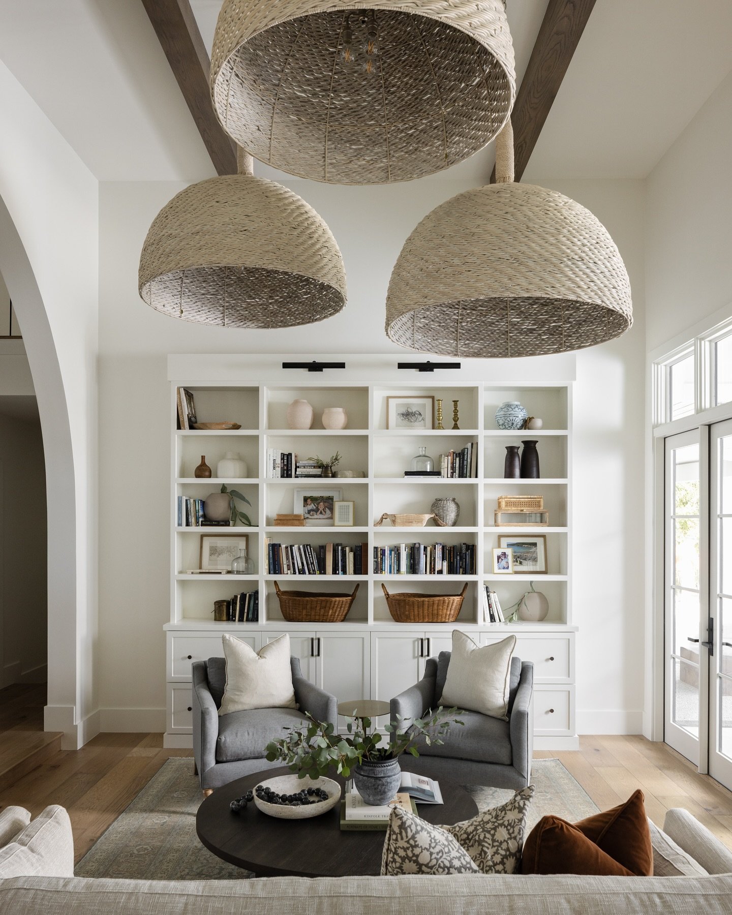 A cozy sitting area perfect for fall weather and coffee 🍂☕️

Builder: @deanallencompany 
Designer: @ashleymartinhome 
Photographer: @nativehousephotography