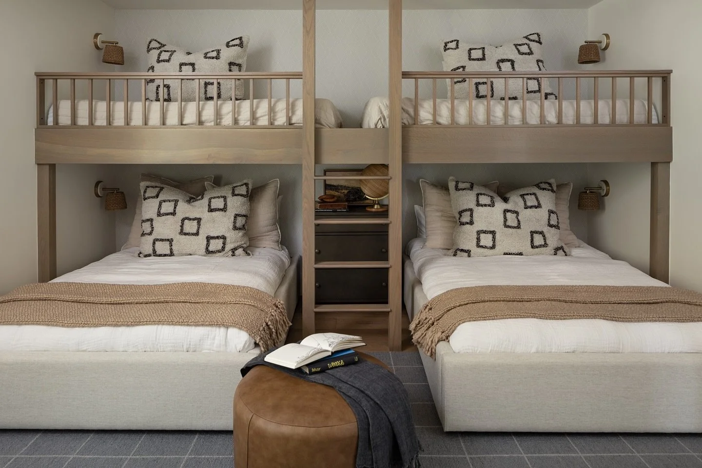 Custom bunk beds to create the ultimate kids room

Builder: @deanallencompany 
Designer: @ashleymartinhome 
Photographer: @nativehousephotography