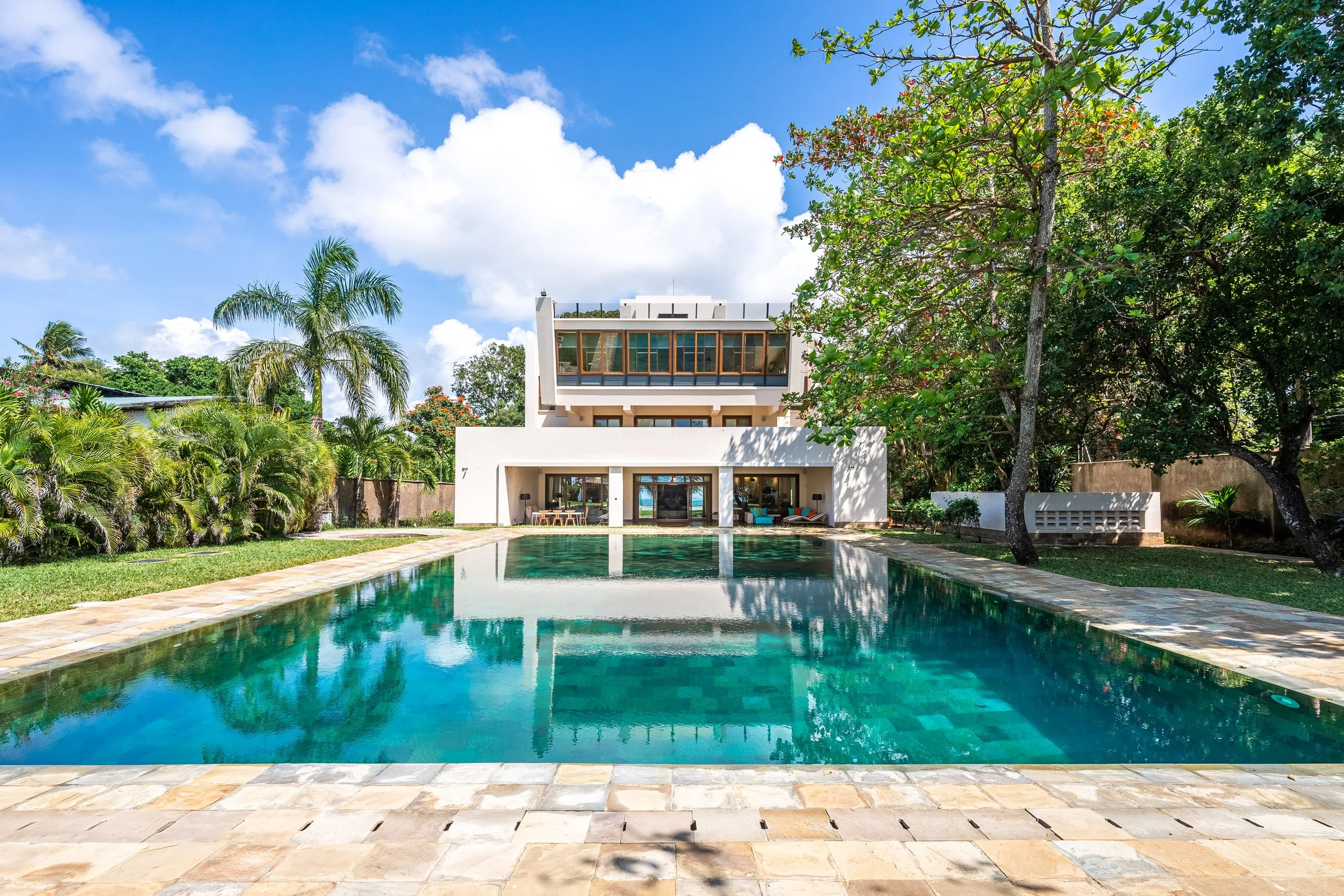 Cocokinondo's modern beachfront villa and turquoise swimming pool