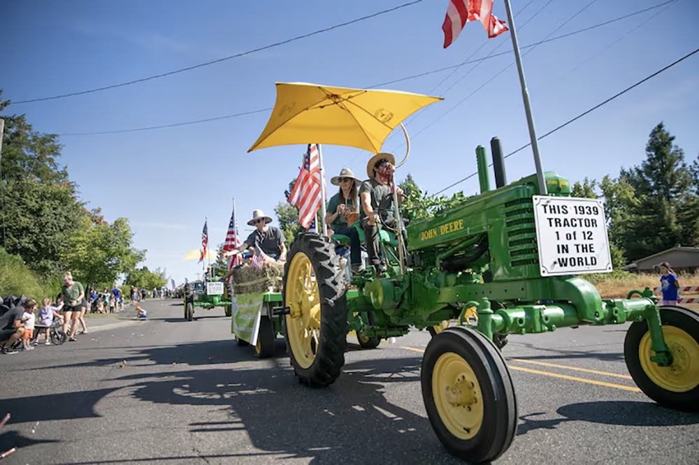 tractorparade2.png
