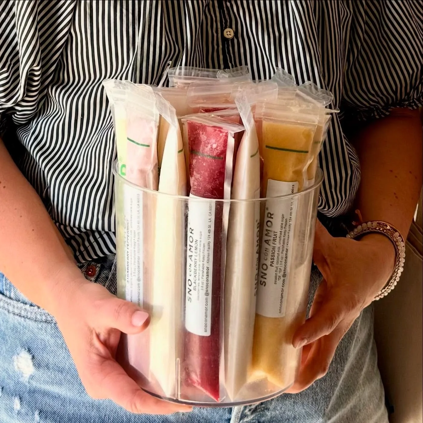 Sunny days call for @snoconamor pops! 🌞 Handcrafted from fresh fruit, berries, herbs + flower infusions 🍓🌸