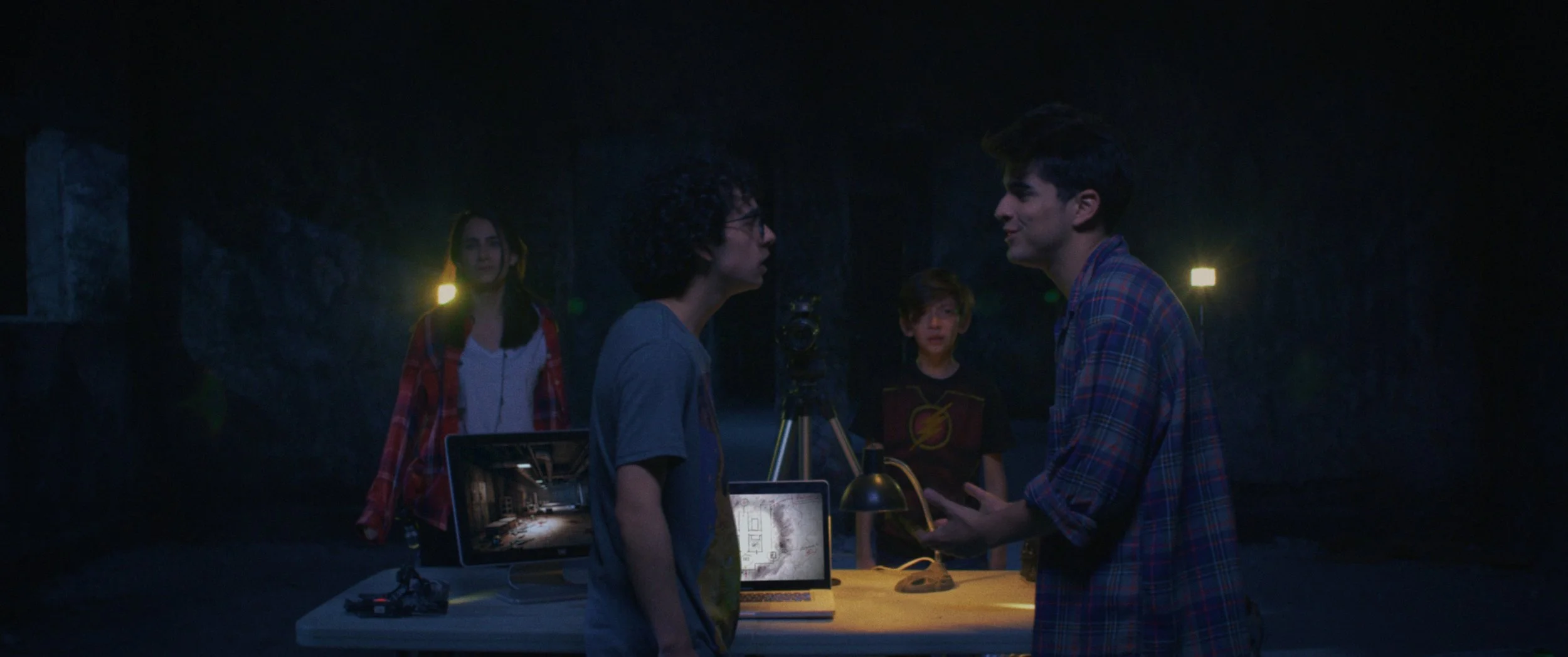 The Nation - Jóvenes en un centro de ciencia en la noche, interactuando, con equipo tecnológico y fondo oscuro.