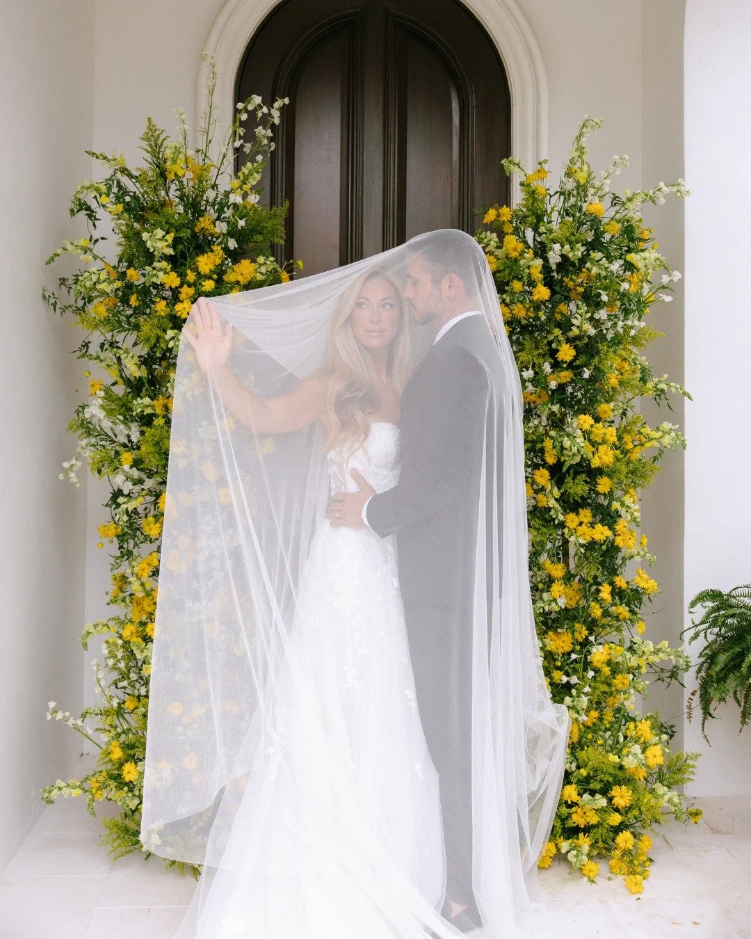 POV: You chose a palette that feels like sunshine.

From the florals at the door to the table set for dinner, everything just works 🤍✨

Venue: Private Home at @greyoakscc
Photographer: @rachelplattphoto
Florist: @floraandfaunaflower

Well Dunn Weddi