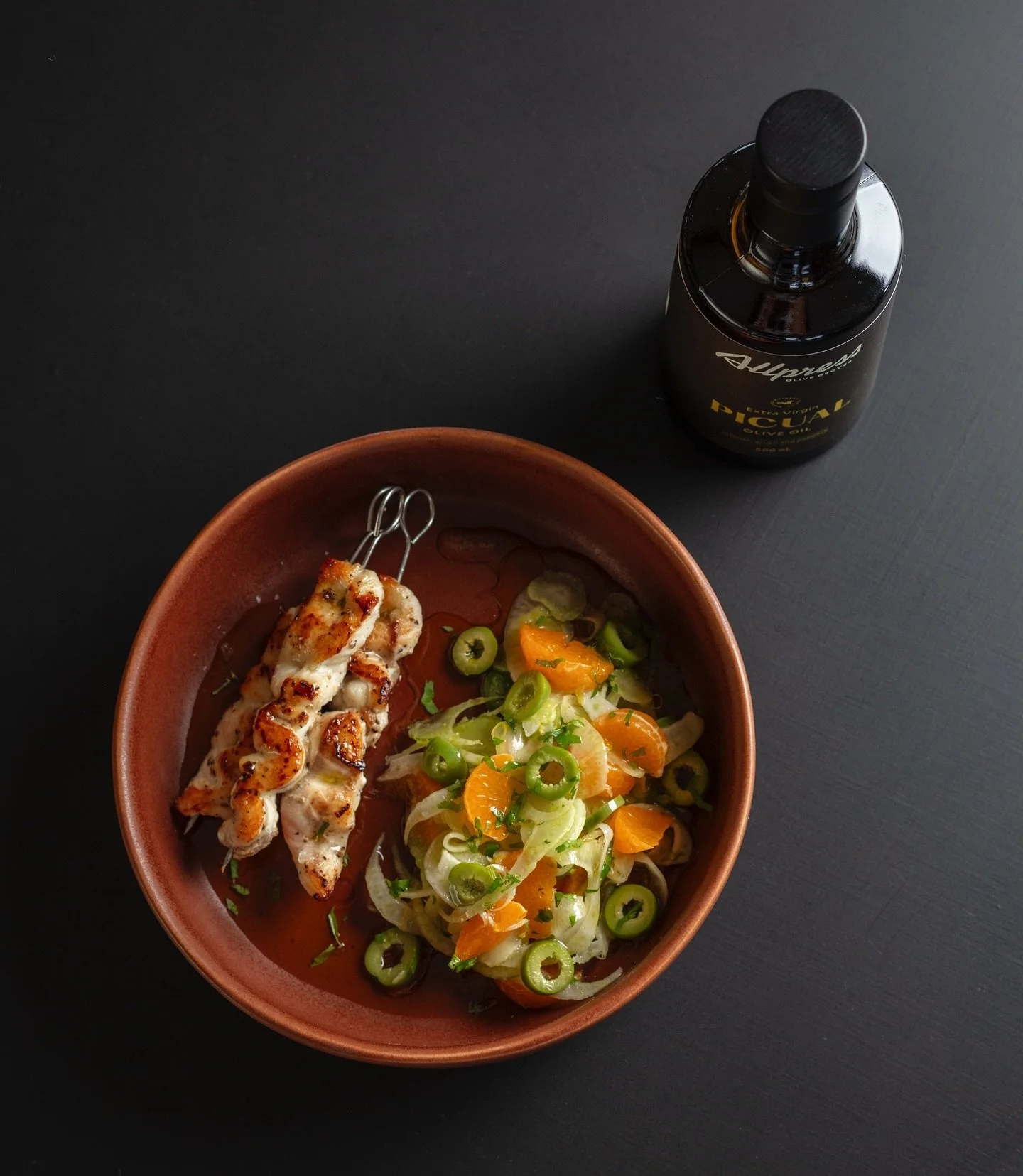 Kingfish Skewers, Fennel, Green Olives &amp; Mandarin Salad on the side, dressed with Picual EVOO from @allpressolivegroves 👌🏽🤌🏼

#waihekechef
#waiheke
#waihekeisland
#allpressolivegroves 
#privatechef
#food
#instagood 
#oliveoil