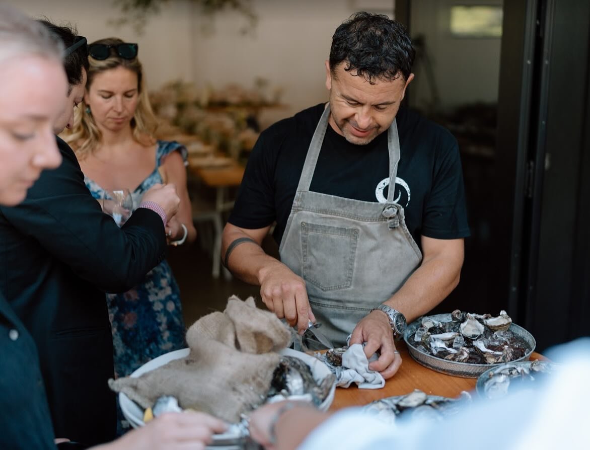 Shucking Te Matuku Bay Oysters since 2018.

Special mention to the whole team at @tematukuoysters_ - always a smile and good vibes are the truly fundamental elements for all what you do 👌🏽🙌🏼

Pics taken on a late January wedding at @manowarwine b