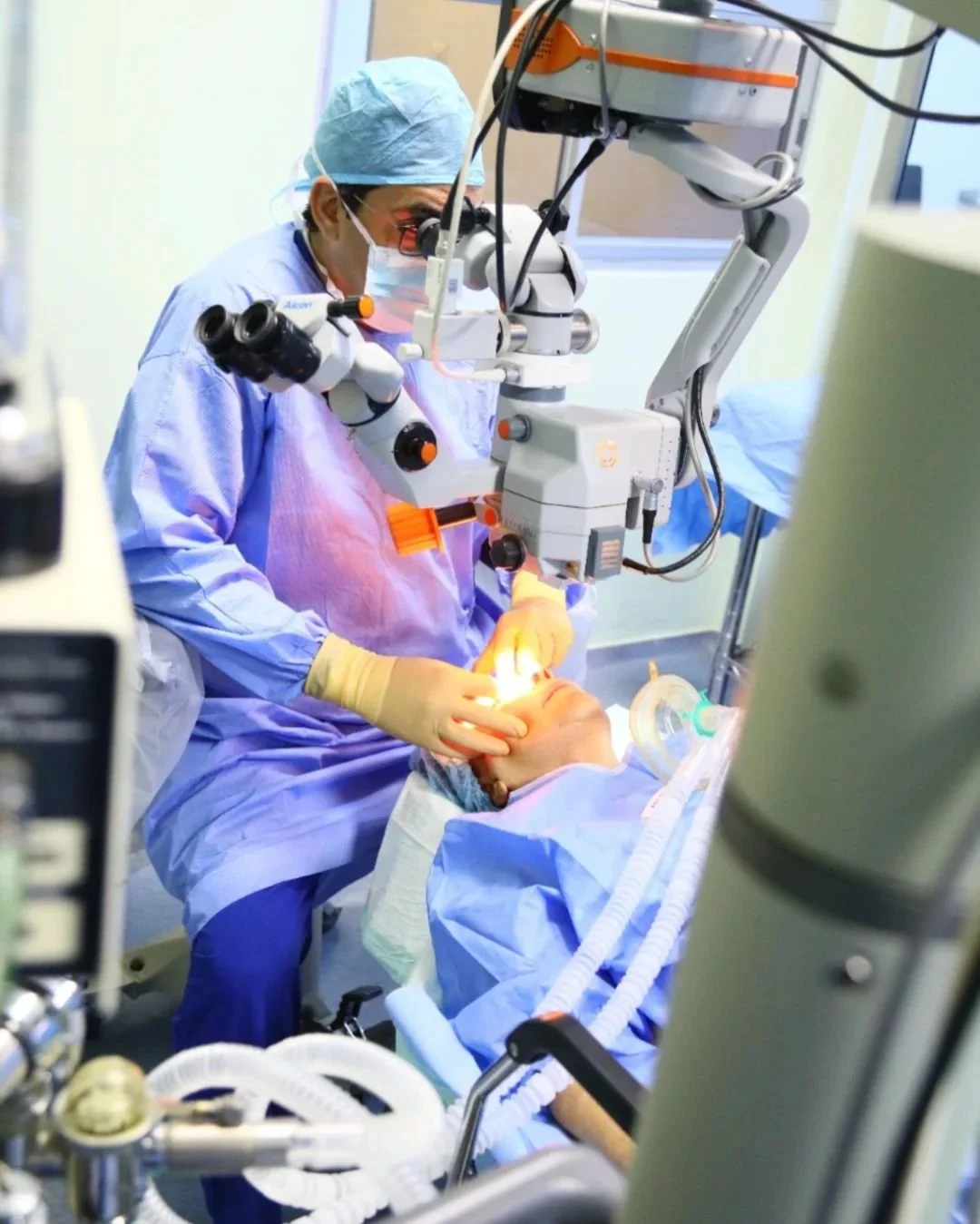 👨&zwj;⚕️En 𝗢𝗳𝘁𝗮𝗹𝗺𝗼𝗽𝗹𝗮́𝘀𝘁𝗶𝗰𝗮, realizamos cirug&iacute;as avanzadas que devuelven la claridad y la salud a tus ojos. Con tecnolog&iacute;a de vanguardia y la experiencia del 𝗗𝗿. 𝗡𝗲𝗹𝘀𝗼𝗻 𝗠𝗮&ntilde;𝗼́𝗻, te ayudamos a recuperar 