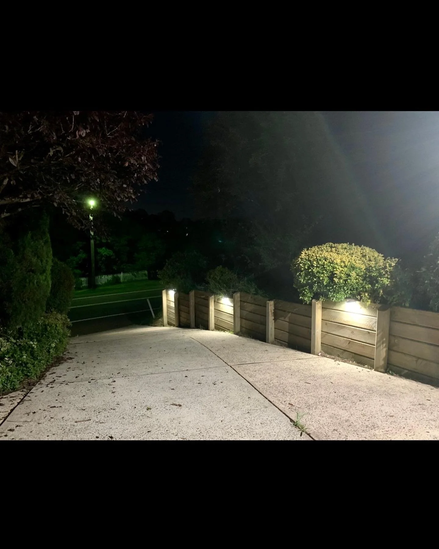 It&rsquo;s getting dark early now 🌑✨
Add some outdoor lighting to your home.
Making those nights easier to navigate ✅👍🏼

#outdoorlights #southernhighlandselectician #electrician #wollondillyelectrician