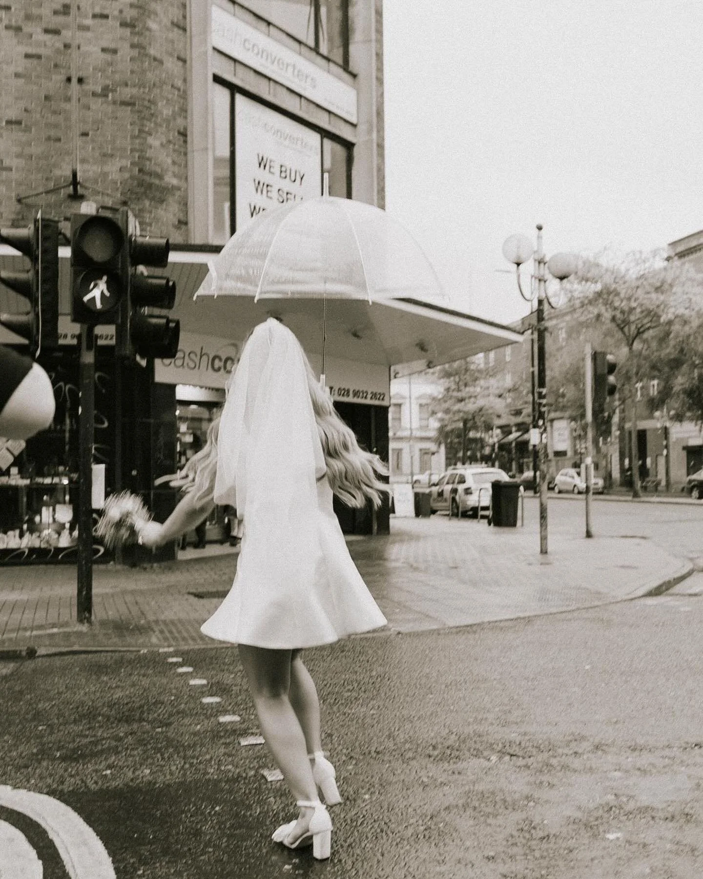 🍻 🏃&zwj;♀️ 👰&zwj;♀️

Priorities. 

Probably one of my favourite pictures ever. 60s vibes. 

&Aacute;MC Weddings.

For the cool kids.