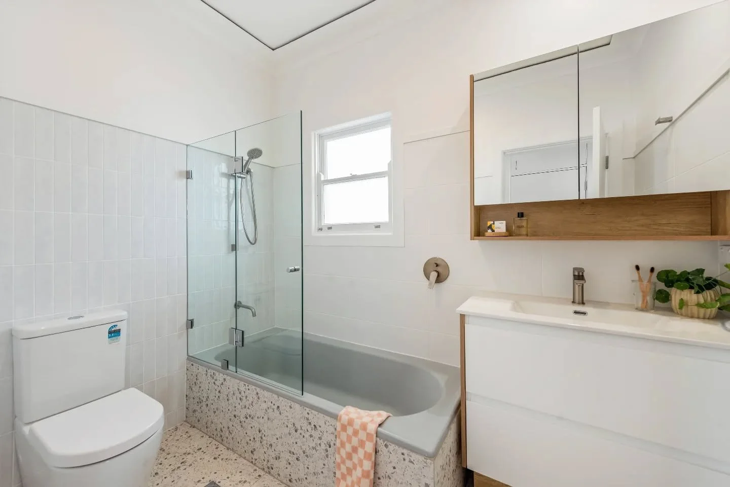 LAKE RD

Bathroom reno in the existing dwelling of this subdivision project. Original inset tub.

After ➡️ Before