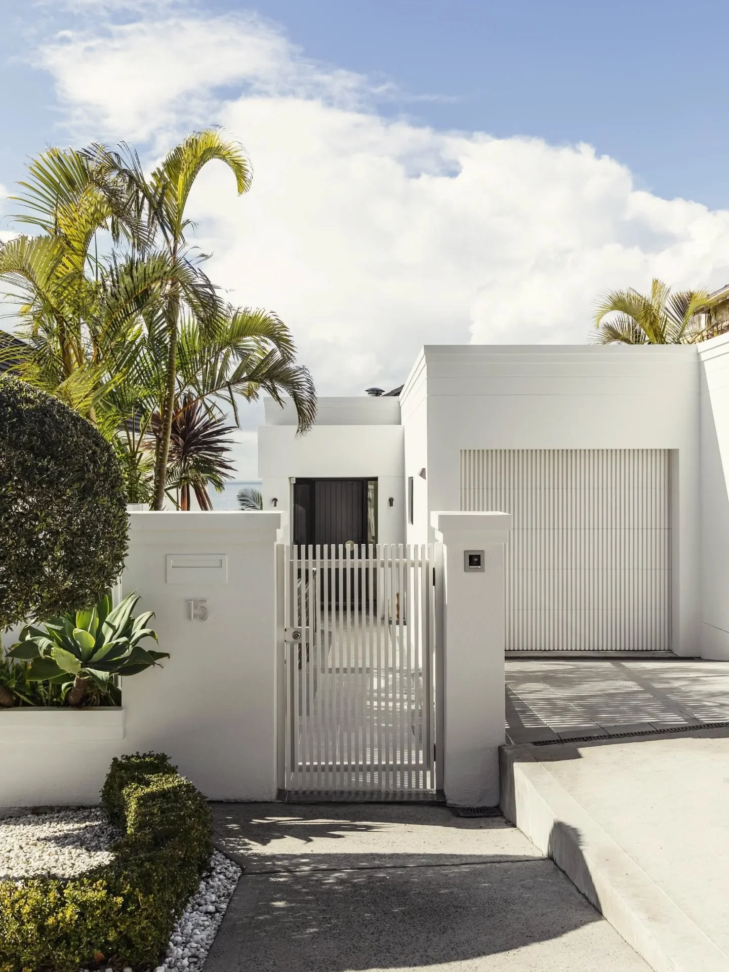 DUNDAS ST

Stunning external transformation on a recent renovation project with @level_built

Fencing: @gemfencing
Garage Door: @shiregaragedoors
Electrical: @new_genelectrical

📸 @lulu_wells

After ➡️ Before