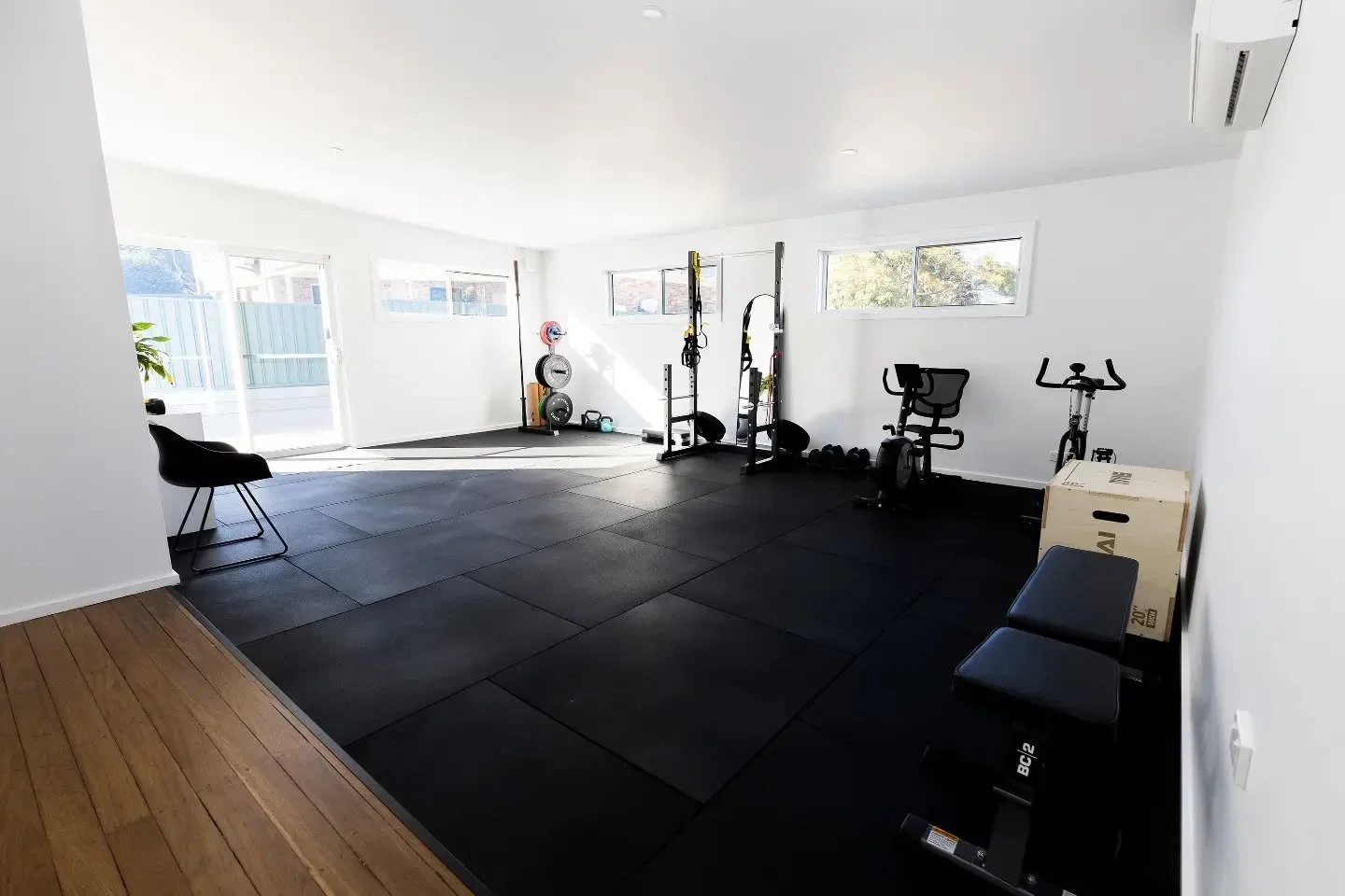 HAYWARD ST | Commercial Renovation

New gym extension, purpose-built for rehab and training at @haywardstreetphysio

📸 @lucyhumphriesphotography

&bull; 

#portmacquariebuilder #commercialconstruction #commercialfitout #physiofitout