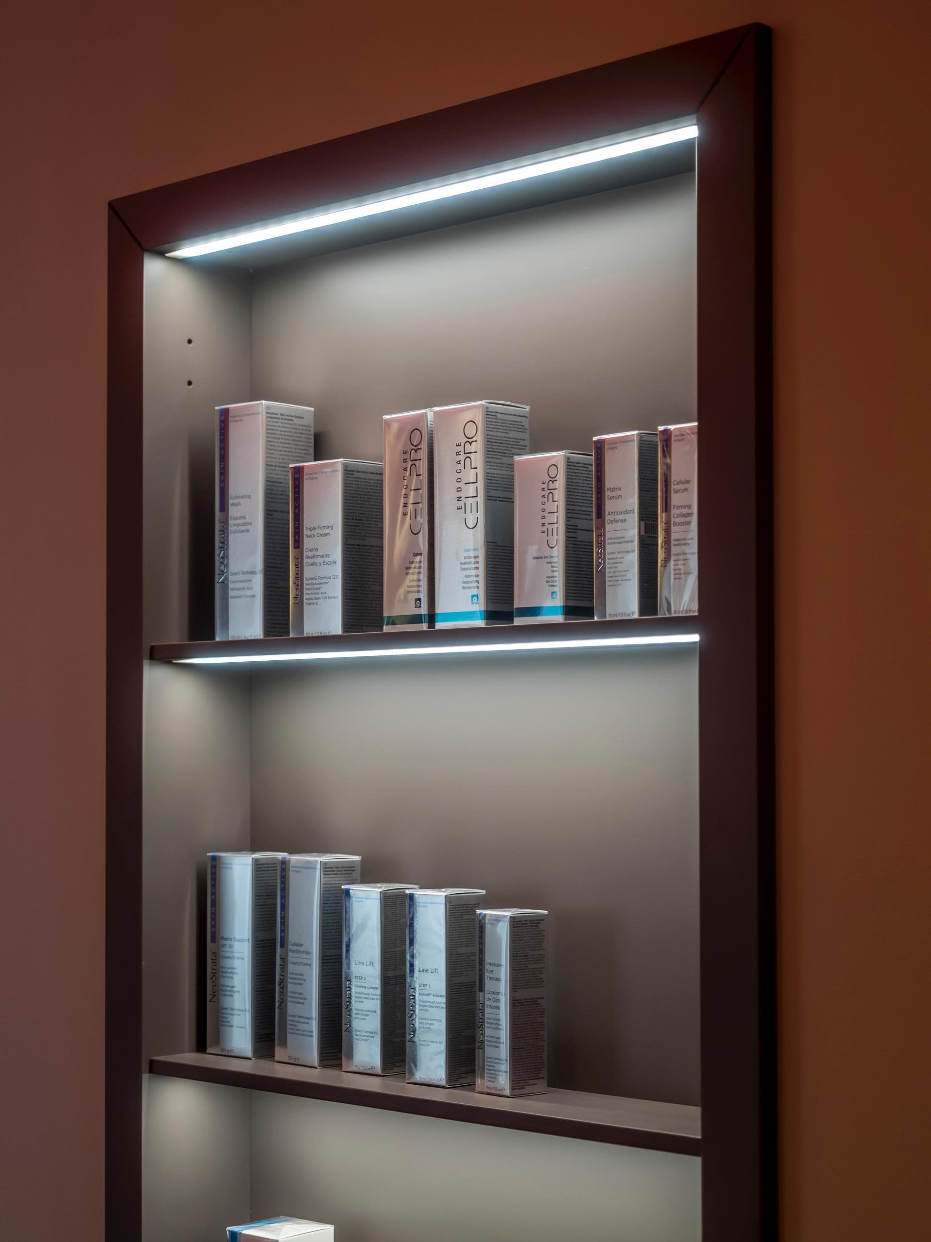 Warmweiße LED-Profilleuchten setzen Produkte stilvoll in Szene.