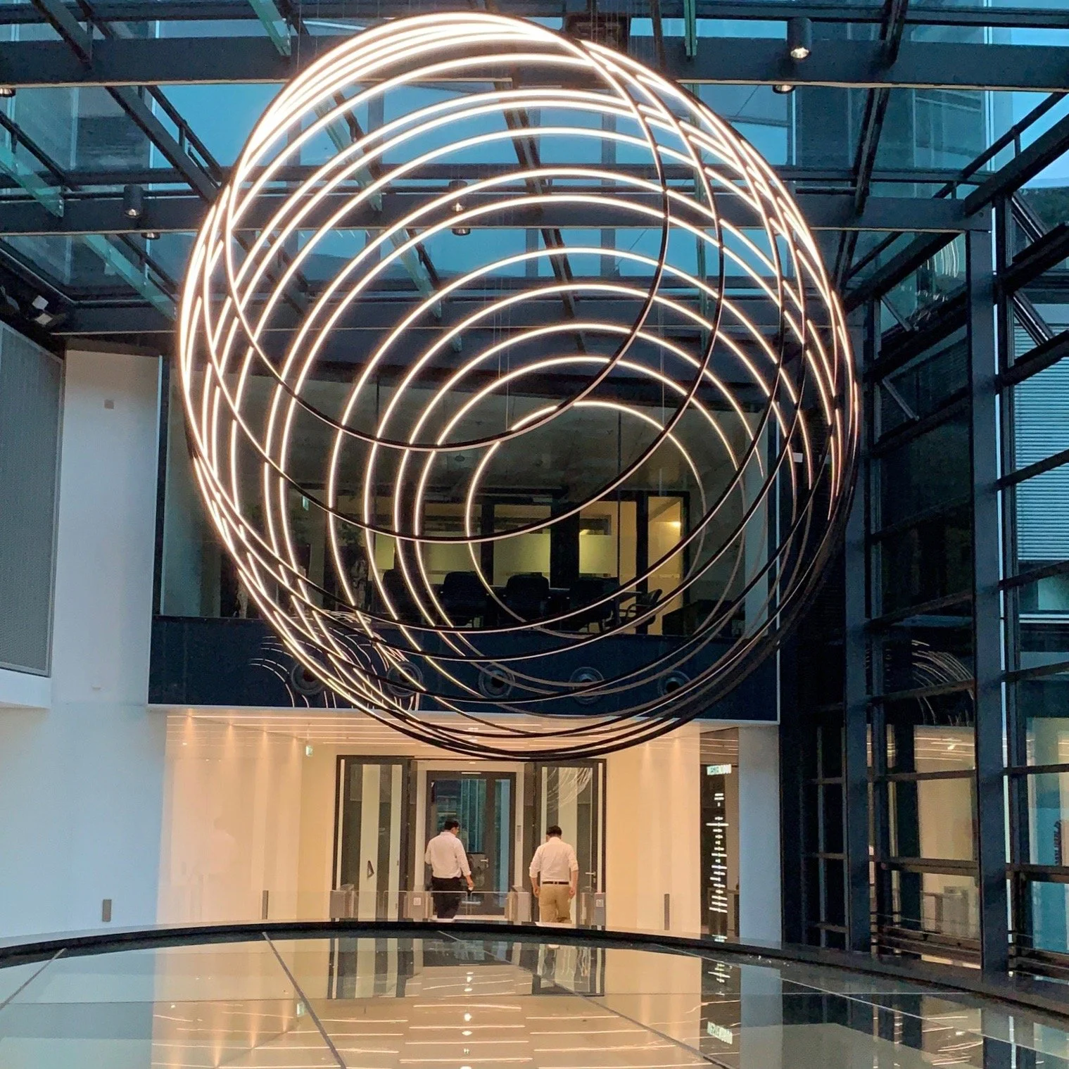 Eine beeindruckende Lichtskulptur im Zentrum der Neugestaltung des Foyers im Westend-Duo.