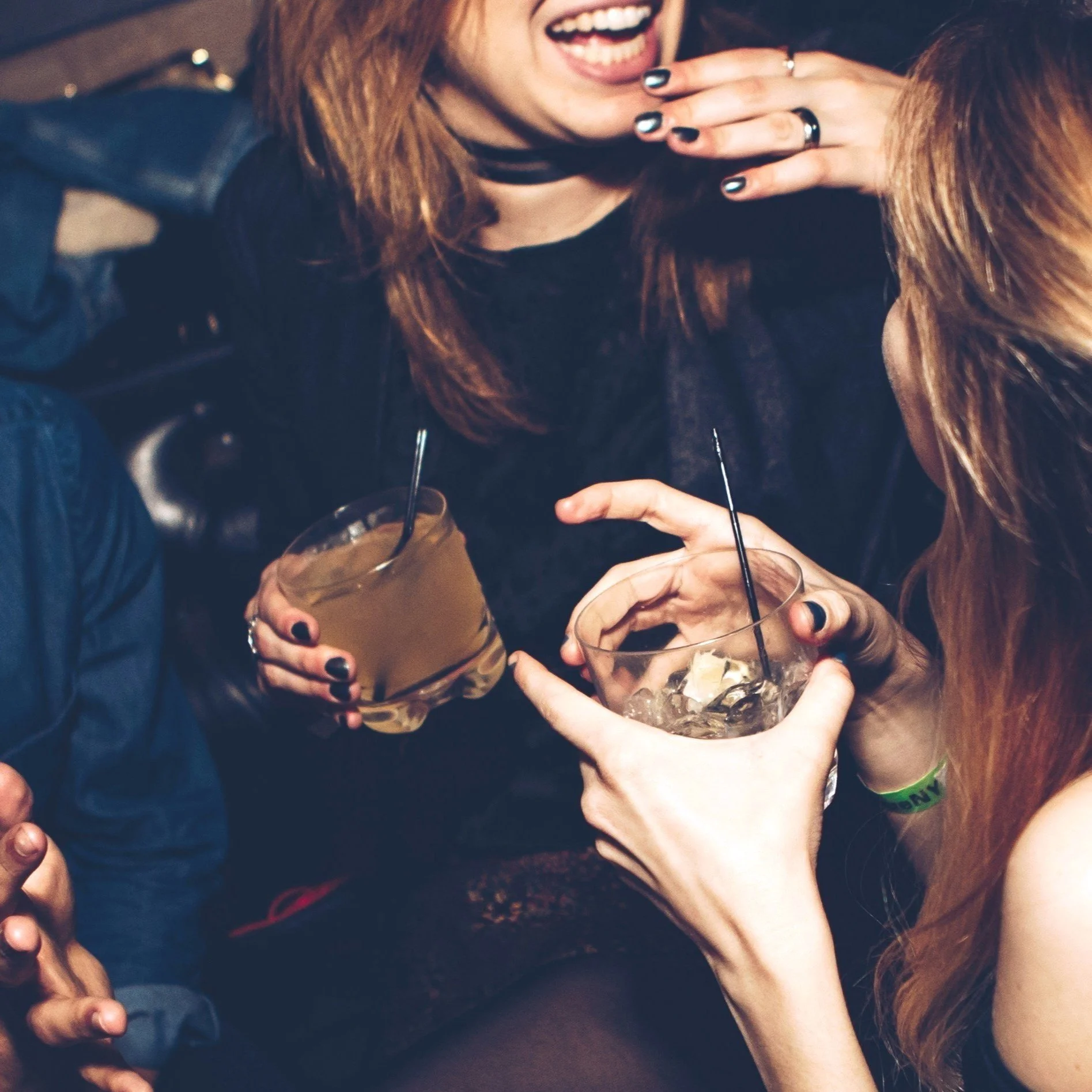 Wie man mit sozialen Situationen umgeht, wenn alle trinken – Strategien für ein selbstbewusstes nüchternes Leben