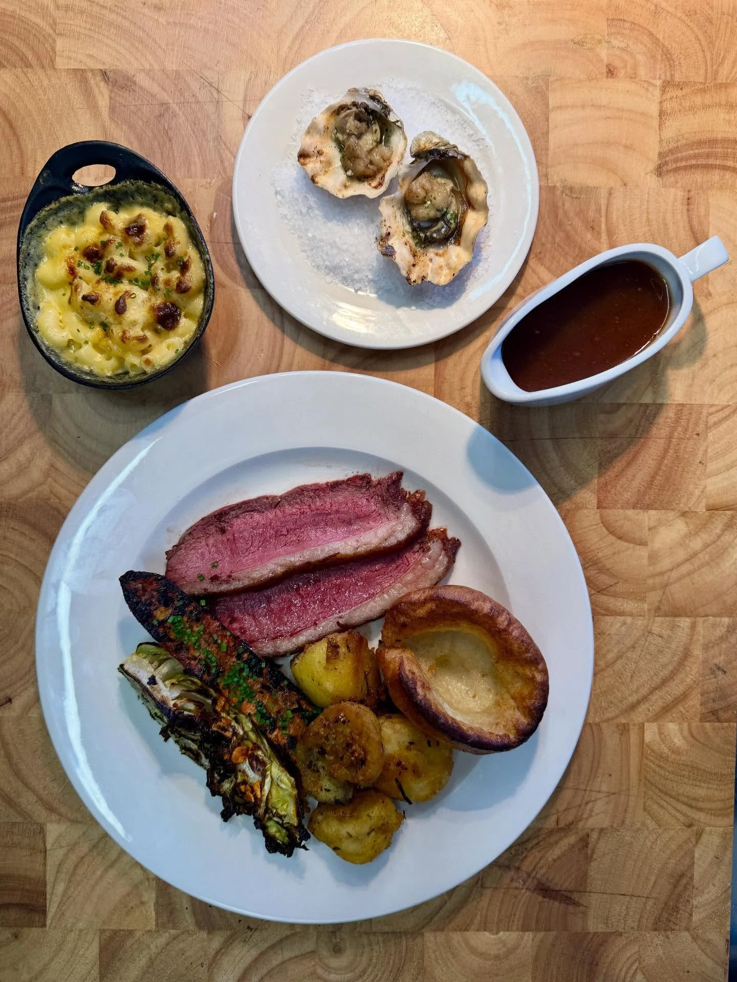 Sunday roast at @thenewport_inn 🖤
Today, we&rsquo;re fully booked for food again &mdash; thank you!

🎶 @andrew_acoustic_0808 live from 4:30pm 

Next roast: 22 February. Book your table! @chefkonradltd