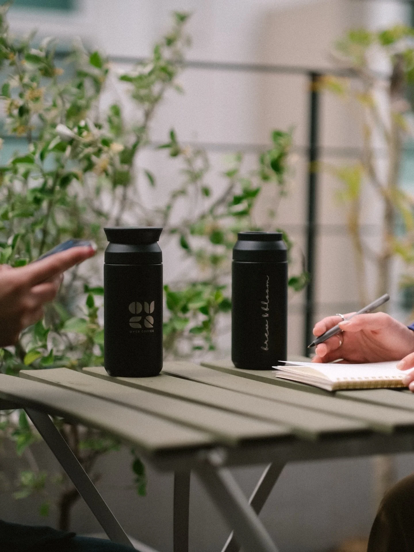 日常に、ちょうどいい一杯を。

Over Coffee Hub オリジナルタンブラー
店内でも、コワーキングでも、外出先でも。
さっと持ち運べて、いつでも自分のペースで
コーヒーが楽しめます。

シンプルで機能的なKINTOデザイン。
毎日にそっと馴染む一杯です。

店頭にて販売中｜&yen;3,500

~ 𝓑𝓻𝓮𝔀 𝓪𝓷𝓭 𝓑𝓵𝓸𝓸𝓶 ~

Coffee, wherever your day takes you.

Our original Over Coffee H