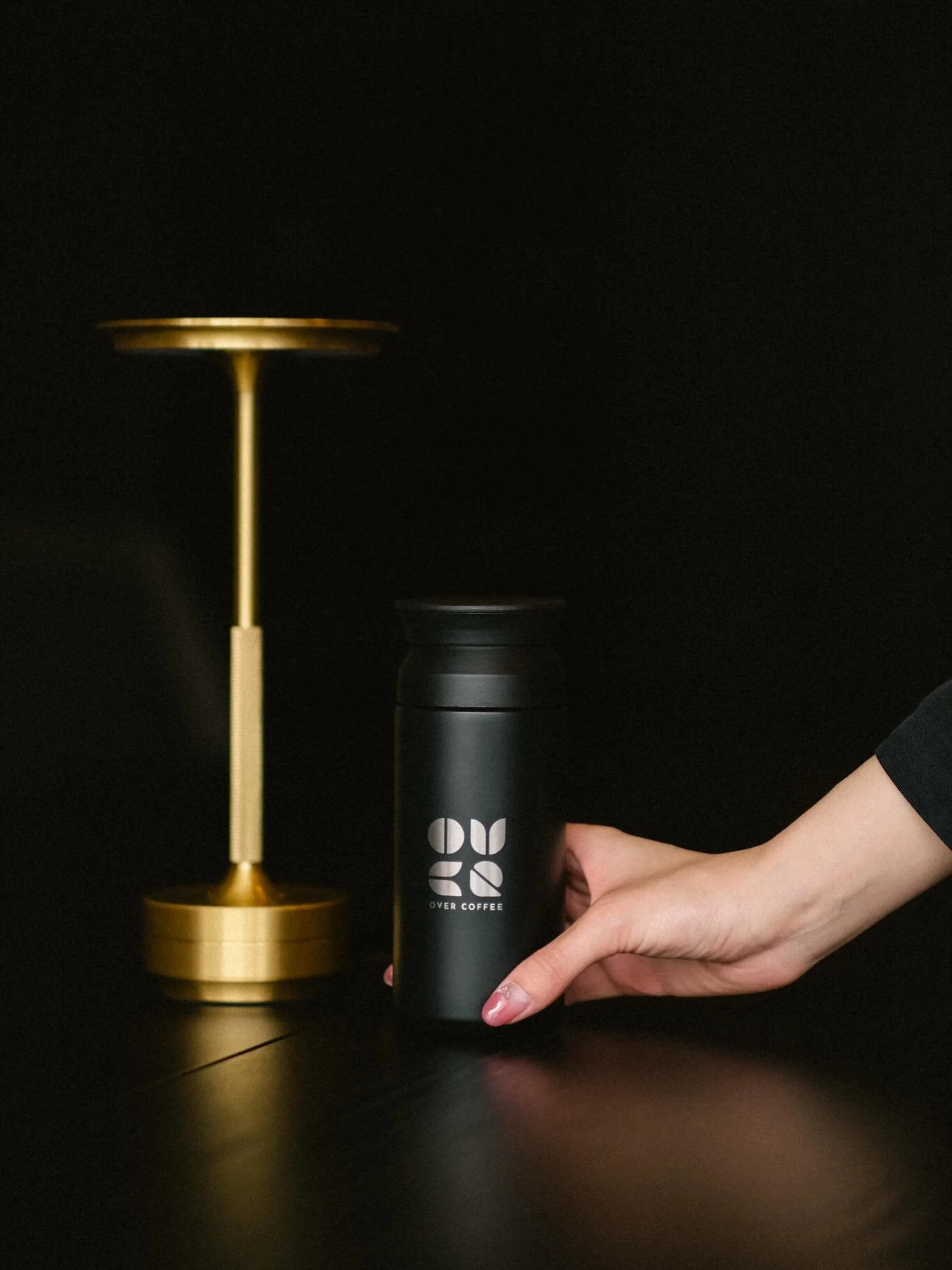 Over Coffee Hub オリジナルタンブラー
シンプルで機能的なデザイン。

店頭にて販売中

~ 𝓑𝓻𝓮𝔀 𝓪𝓷𝓭 𝓑𝓵𝓸𝓸𝓶 ~

Over Coffee Hub Original Tumbler 
Minimal, functional design.

Available in-store 

~ Coffee, Coworking, Community ~ 

こだわりの一杯とともに、人とつながる場所。
上の階にはコワーキングスペースも。
落ち着いた空間
