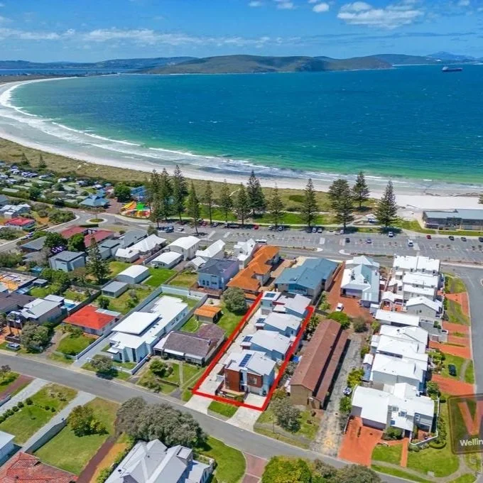 Albany Waves - Driftwood Beach House is located 200m from Middleton Beach, three coffee shops, fish & chip shop, 2 ice cream shops, safe swim area, 500m from the New Artificial Surf Reef at Middleton Beach Surfers