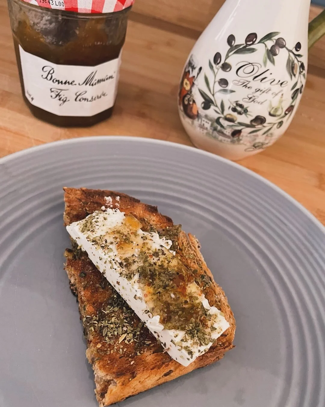 My new favourite flavour combo of the week.
Wholewheat sourdough, with extra virgin olive oil and Greek oregano, Greek Feta and some Bonne Maman Fig conserve 😋
Πολύ νόστιμο παιδ&iota