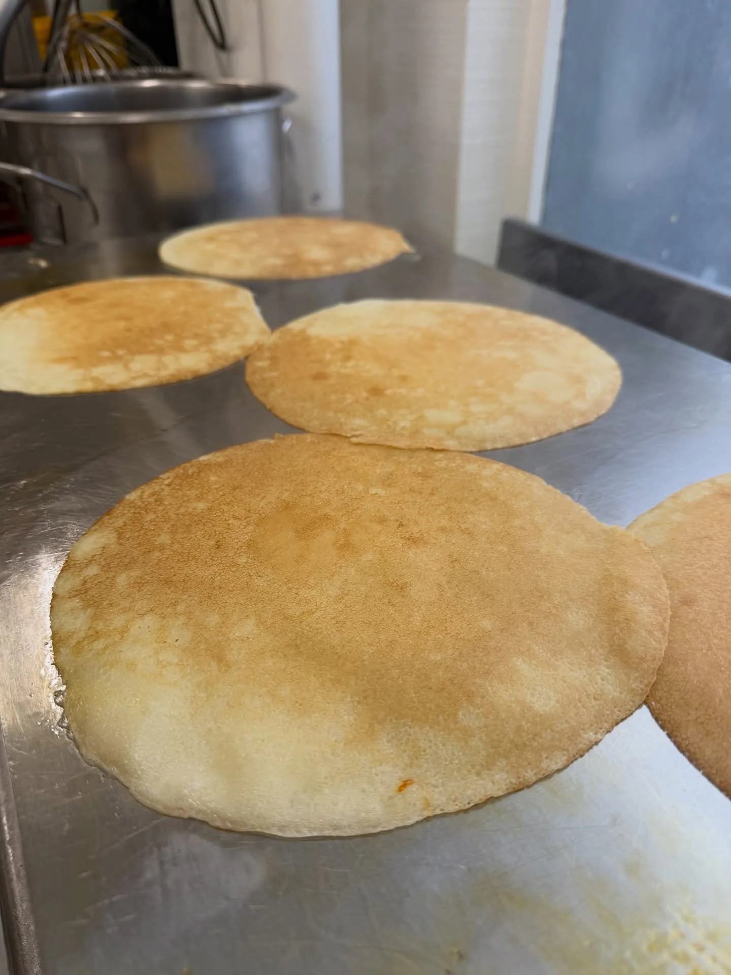 Pannenkoeken eten op Lichtmis zorgt voor voorspoed en een terugkerende zon. Als je het mij vraagt, is dit een traditie die ik met heel veel plezier voortzet. ☀️