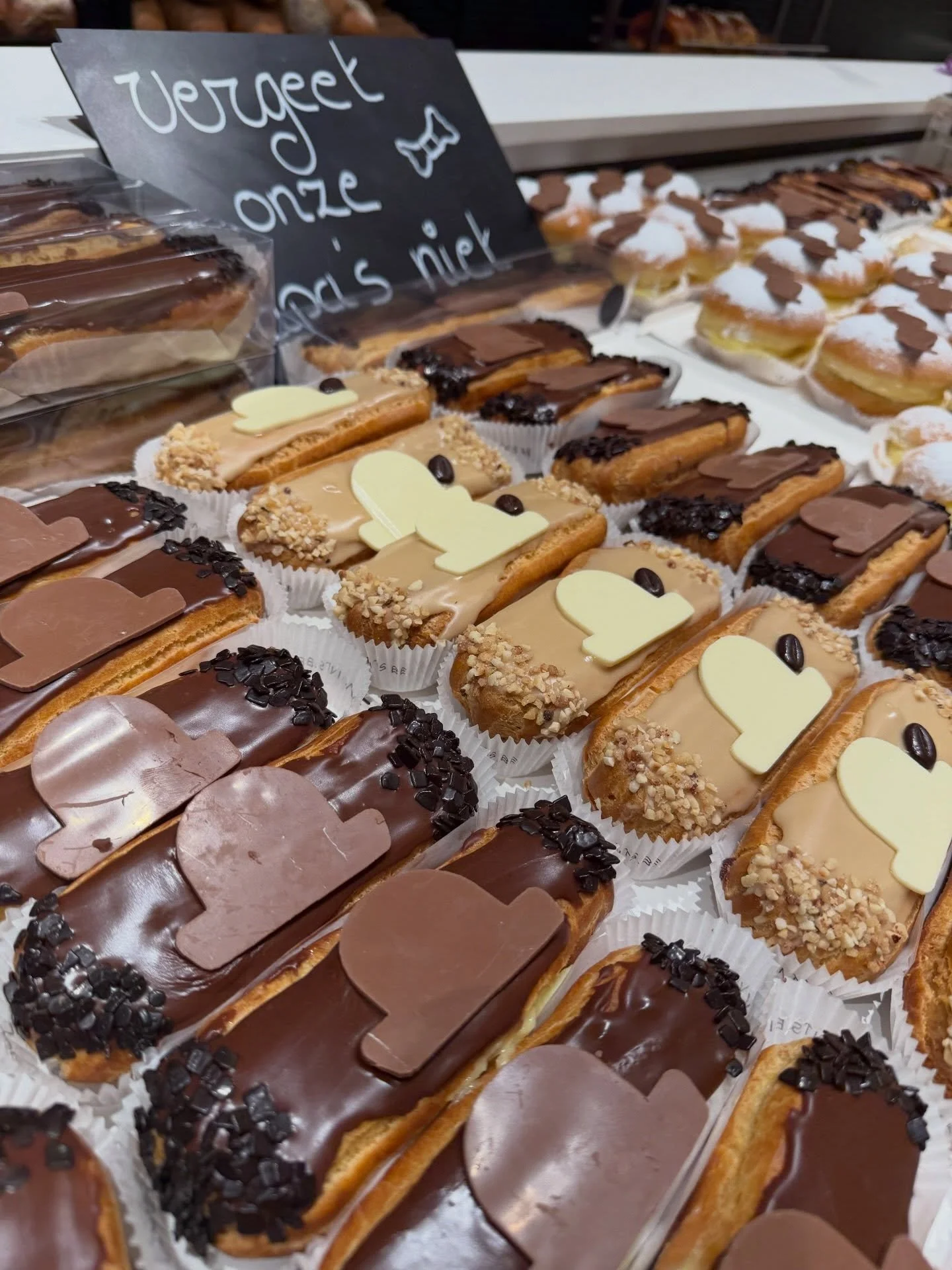 Mijn papa, mijn held 💖 vergeet vandaag de jouwe niet, met een XXL eclair of een ander favoriet zoetje 🥰