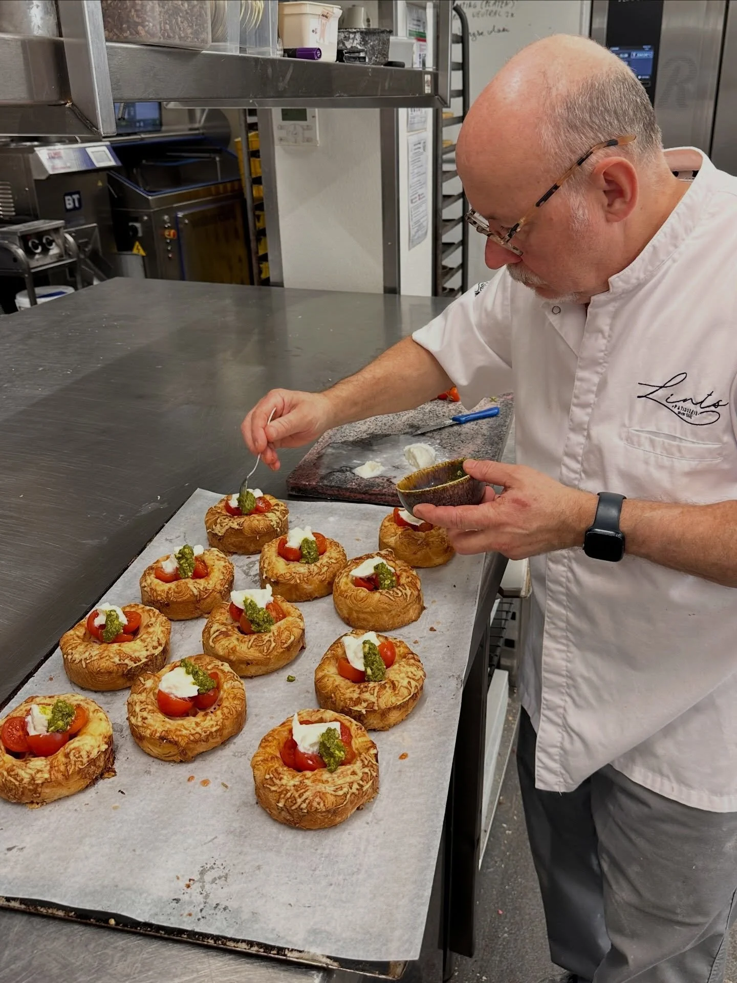 Nieuw vanaf deze maand: de tomaten-pestokoek 🍅 kom jij snel proeven?