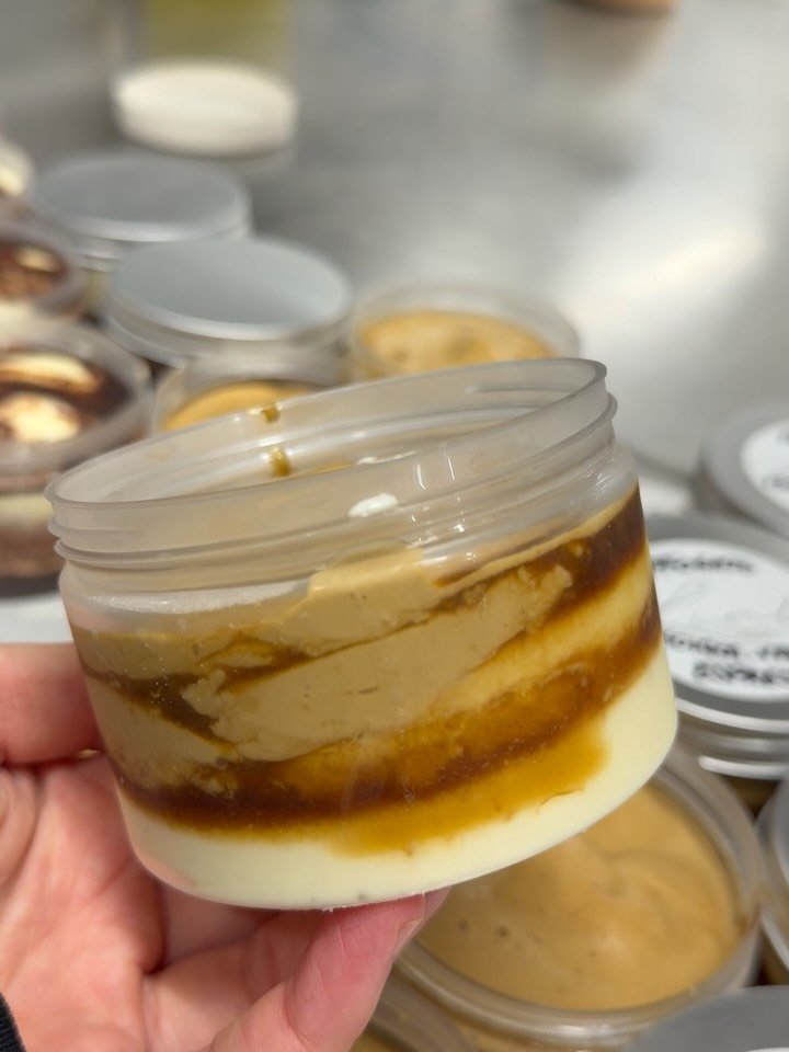 New flavors unlocked ☀️

Affogato: vanille, mokka, espresso

New flavors unlocked ☀️

Dame blanche: all time classic

New flavors unlocked ☀️

Laat u niet afschrikken! Want deze combo is duivels lekker: pinda ijs, vanille ijs, karamel, vijgencompote
