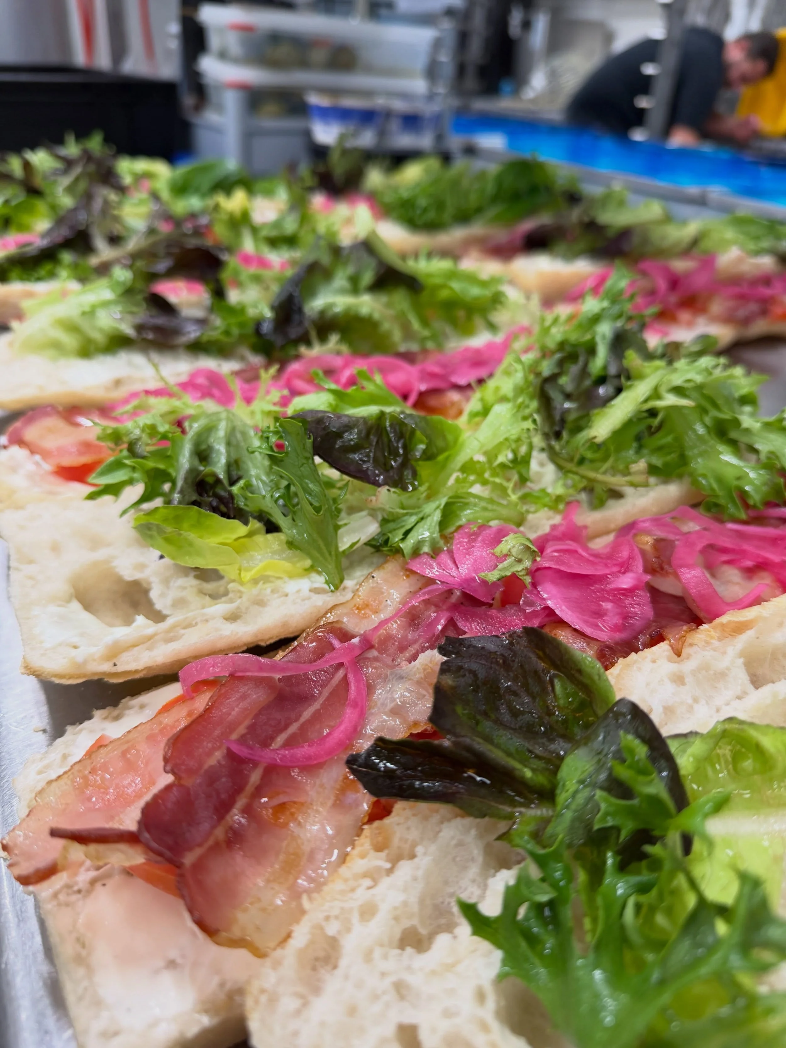 Pinsa van de week: BLT 

Spek, romaten, sla, opgelegde ajuin 🥓 

Pinsa van de week: zomerse groenten

Veggie: zongedroogde tomaten, zomerse groentjes, ricotta, pesto 🍅