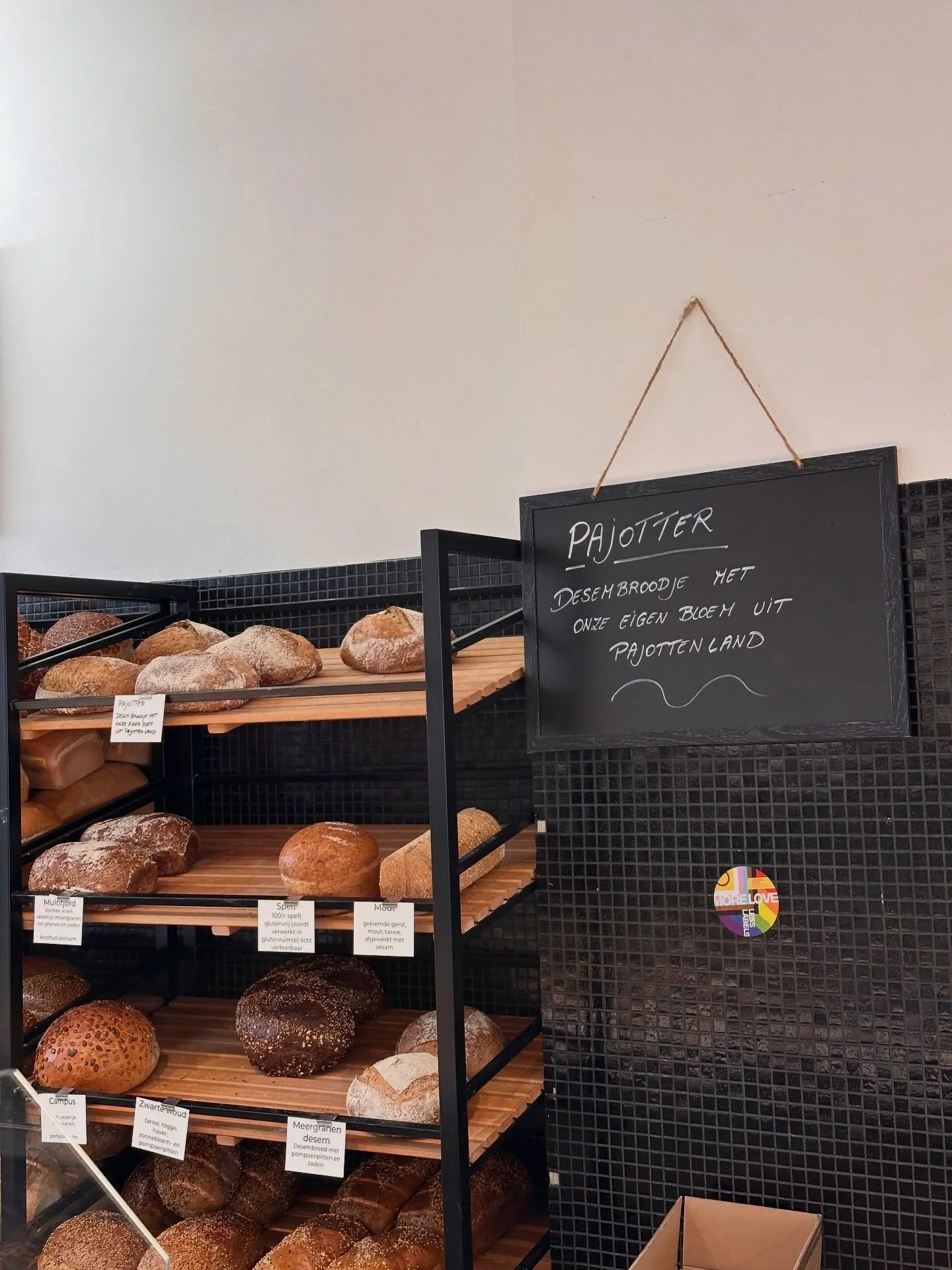 Eens zin om iets nieuws te proberen dit weekend? Proef ons heerlijke desembrood 🥖

✅ rijk aan vezels
✅ makkelijker verteerbaar
✅ langer houdbaar
✅ 100% lokale producten