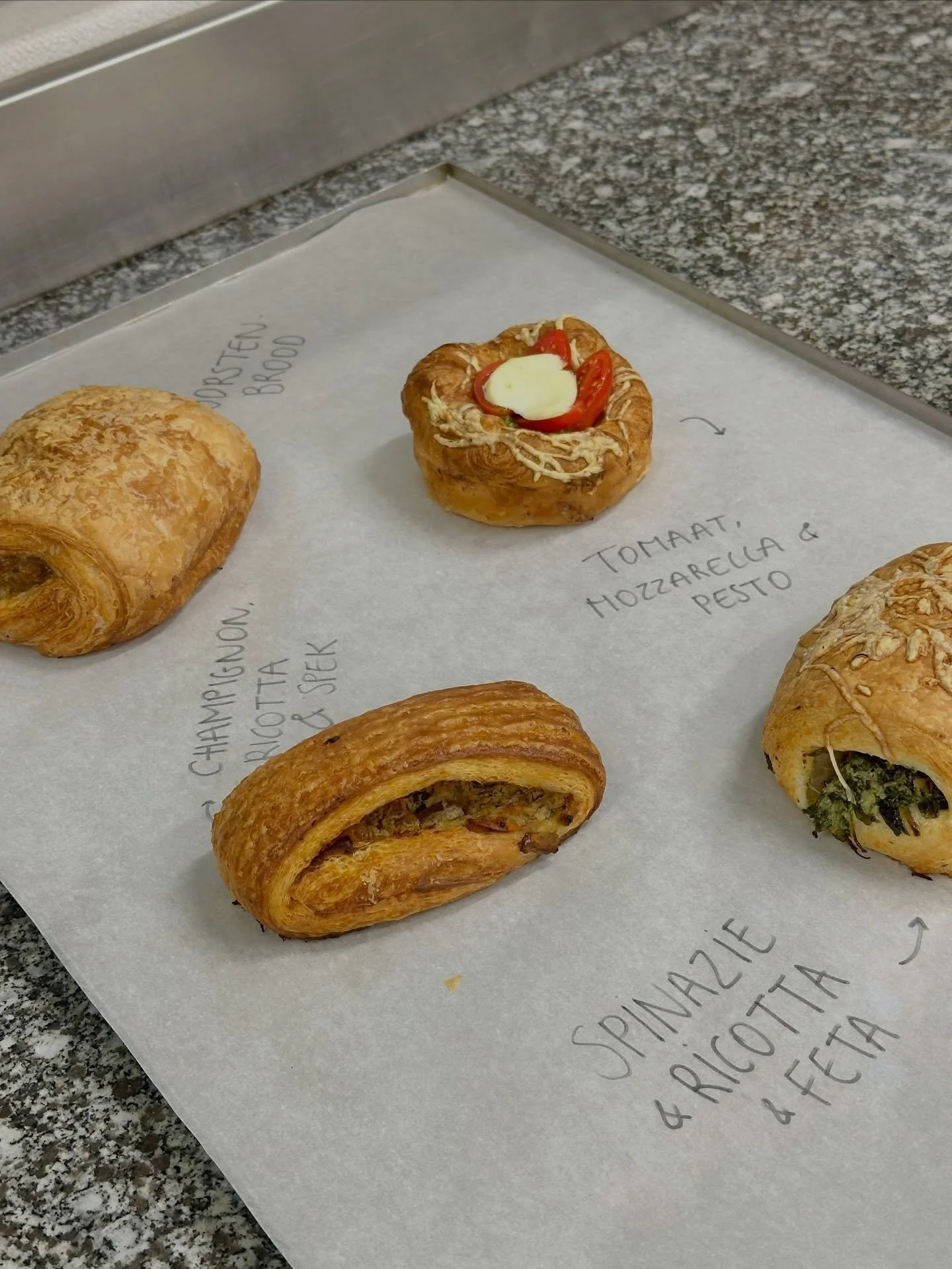 Zin in iets hartigs? Ontdek onze verschillende zoute opties! Zo vind je bij ons oa een koek met tomaat en mozzarella, eentje met spinazie, ricotta en feta en de herfst op een boordje met onze champignons en spek-koek. Enjoy! 😋