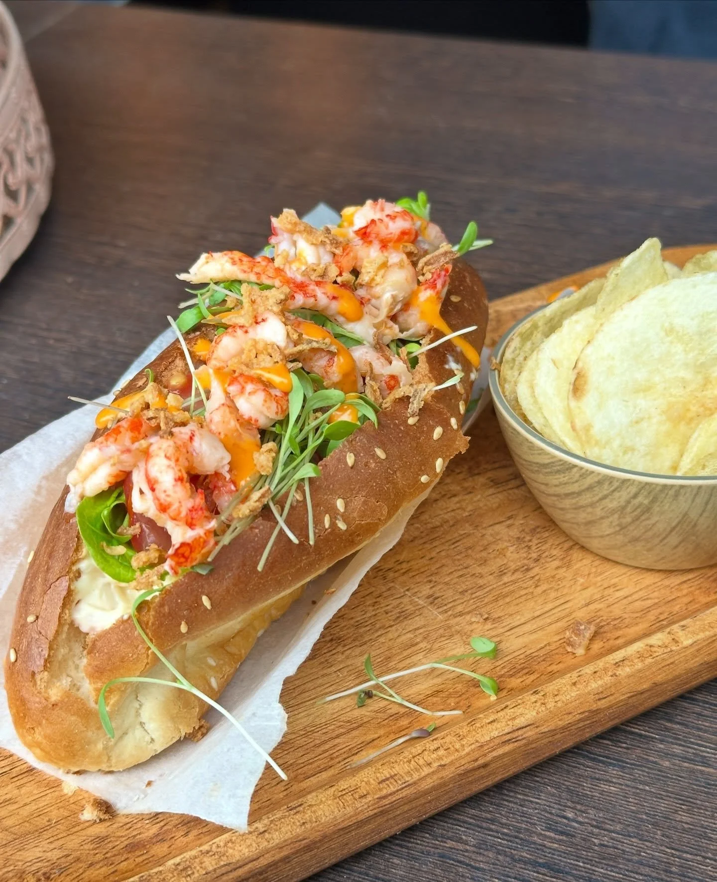 De favoriet van velen: onze lobster roll 🦞 Gemaakt met rivierkreeftjes, mini romeinse sla, kingcrab salade, tomaat en sriracha 🥖