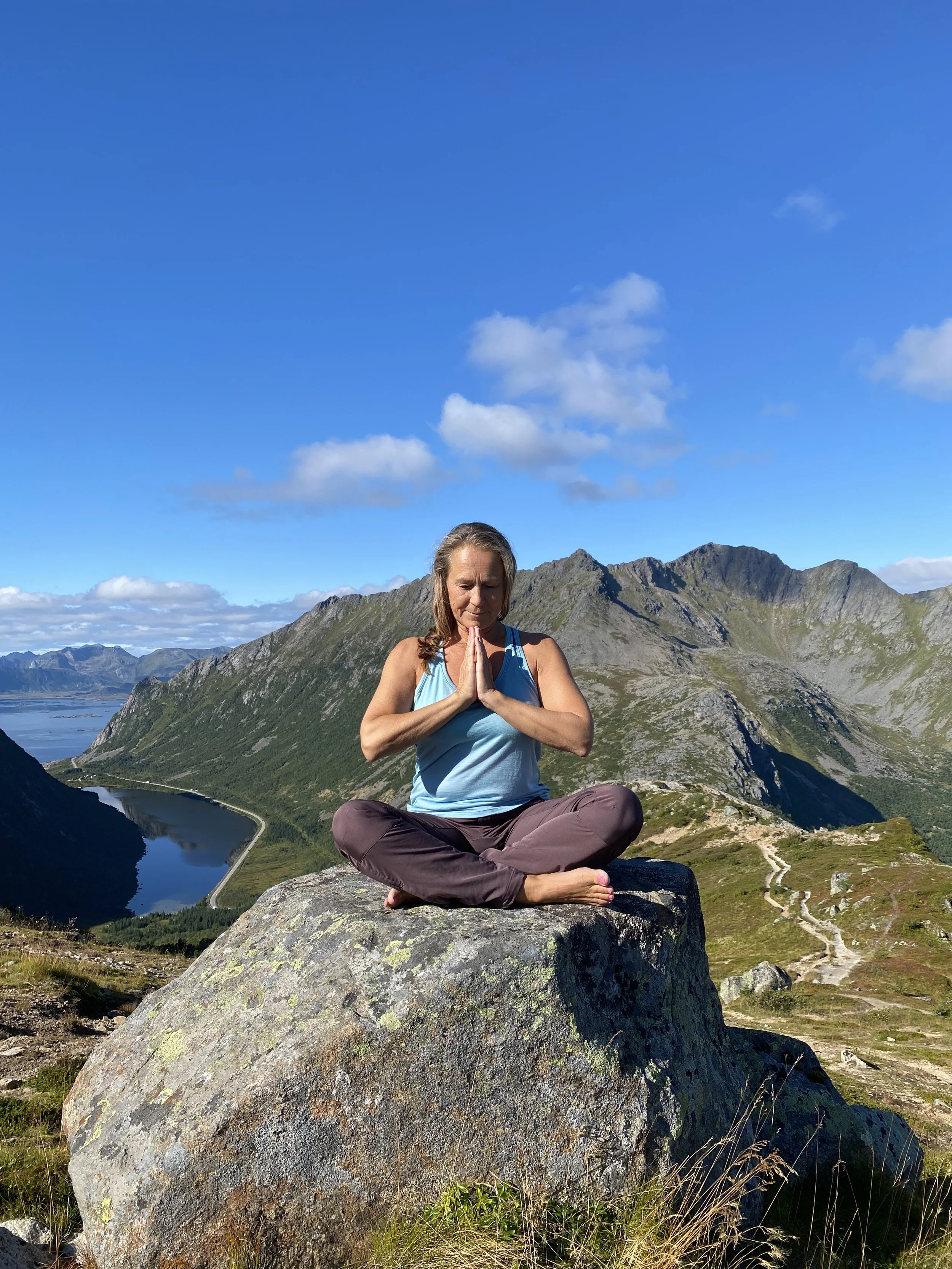 fjellet namaste.jpeg