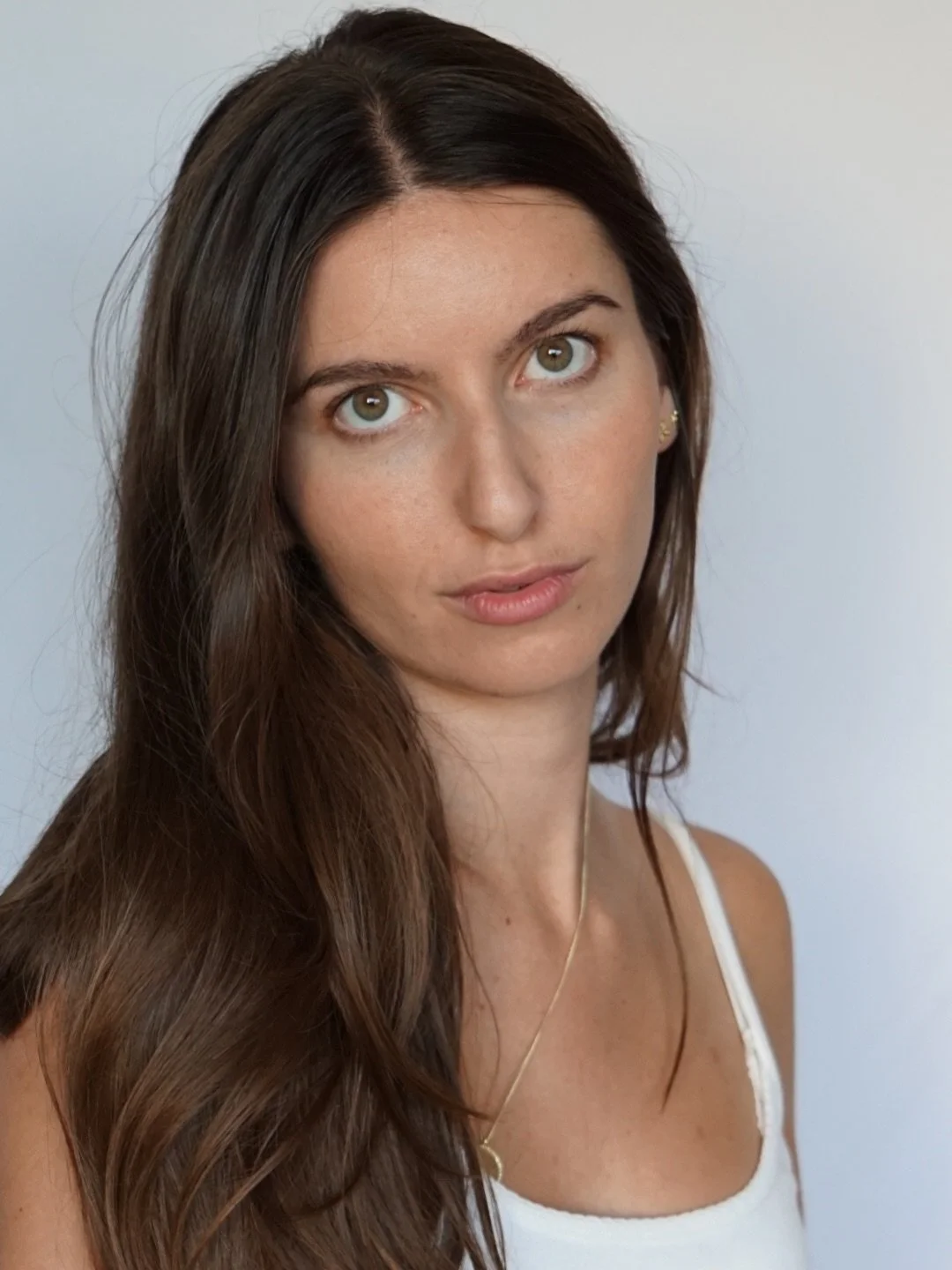 Digitals that let the model speak for herself.
Clean light. Natural movement. Zero distraction.