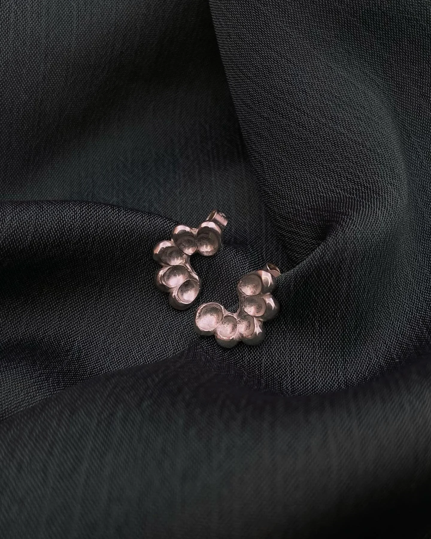 Brincos pequenos em prata 925
+ info DM
Stud earrings in sterling silver

#silversmith #stud #earrings #sterlingsilver