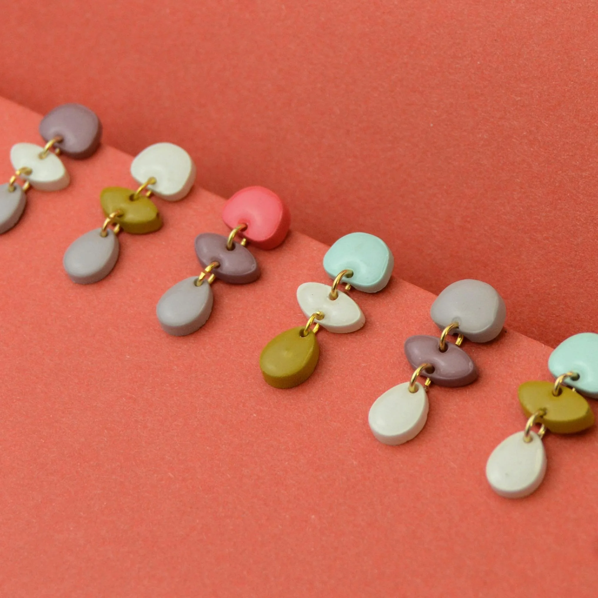 🍏🍋🍑
Umas cores para animar esta tarde cinzenta
&gt;&gt; +info DM
Some colors to brighten up this stormy afternoon in Lisboa
.
#resin #jewelry #color #summer #jewellery #earrings #joias #acrylic