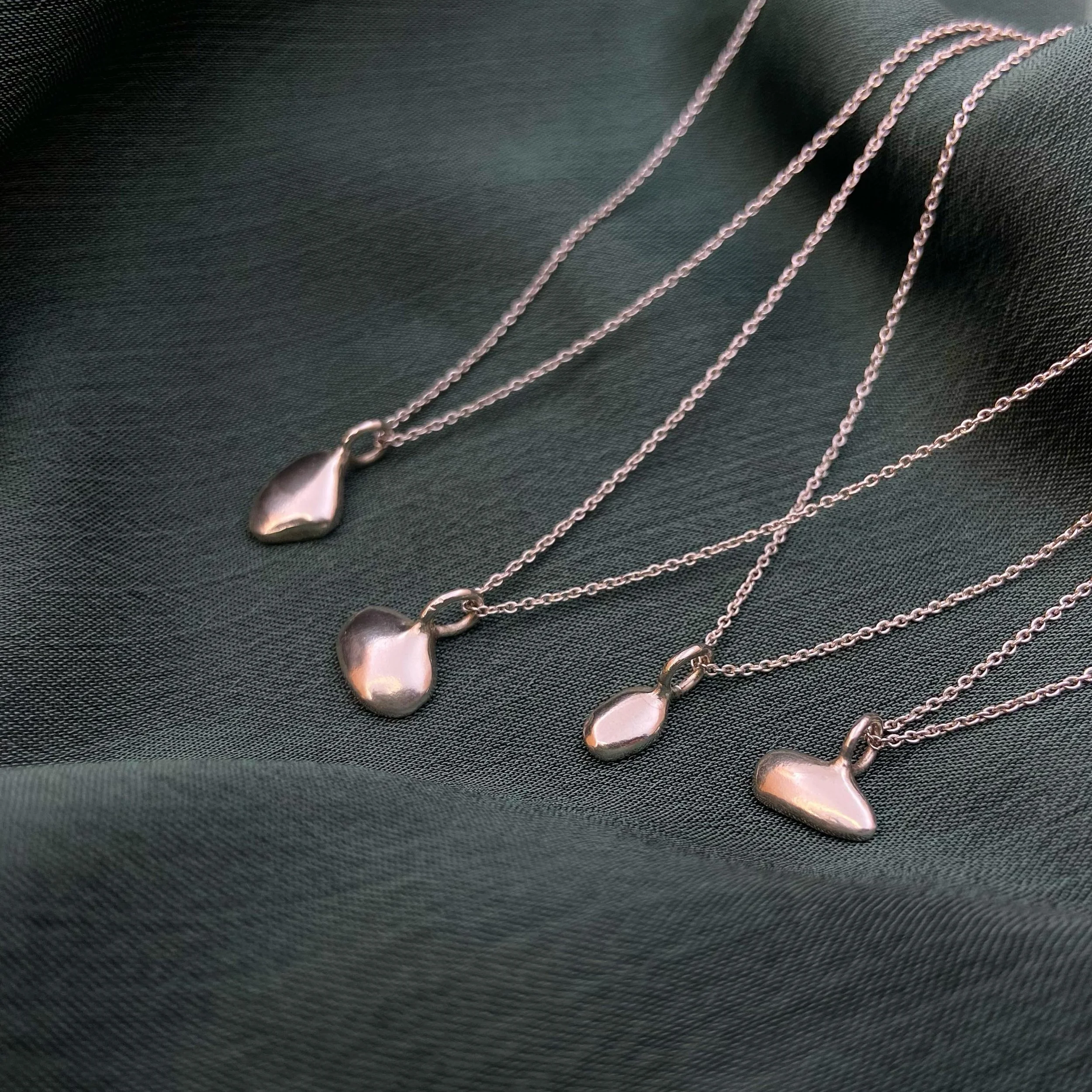 🐚🪨
Pendentes da cole&ccedil;&atilde;o Hera
Dispon&iacute;veis em prata 925 ou com banho de ouro 24K.
Preferem usar um fio s&oacute; ou usar muitos ao mesmo tempo?
&gt;&gt; +info DM
Hera collection pendants
Available in sterling silver or 24K gold p