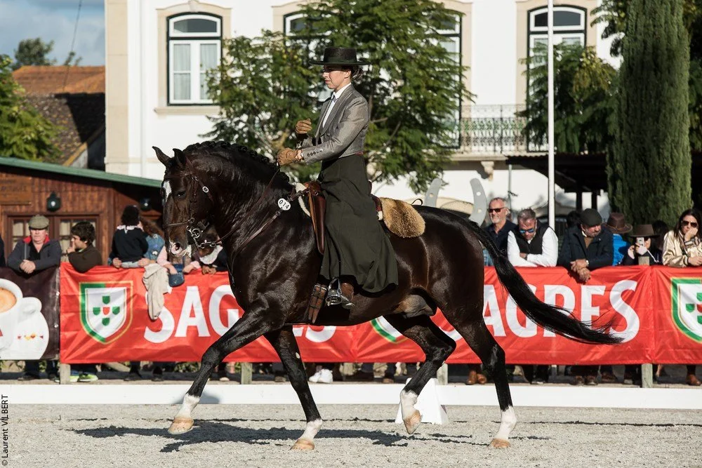 Mafalda Galiza Mendes et Isco SS en tenue traditionnelle portugaise