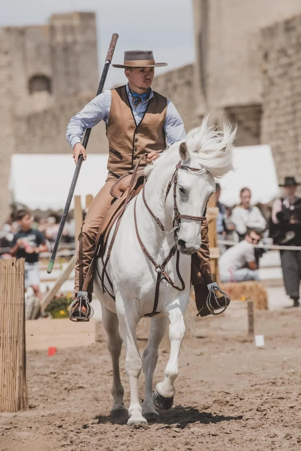 cavalier en tenue traditionnelle Camarguaise
