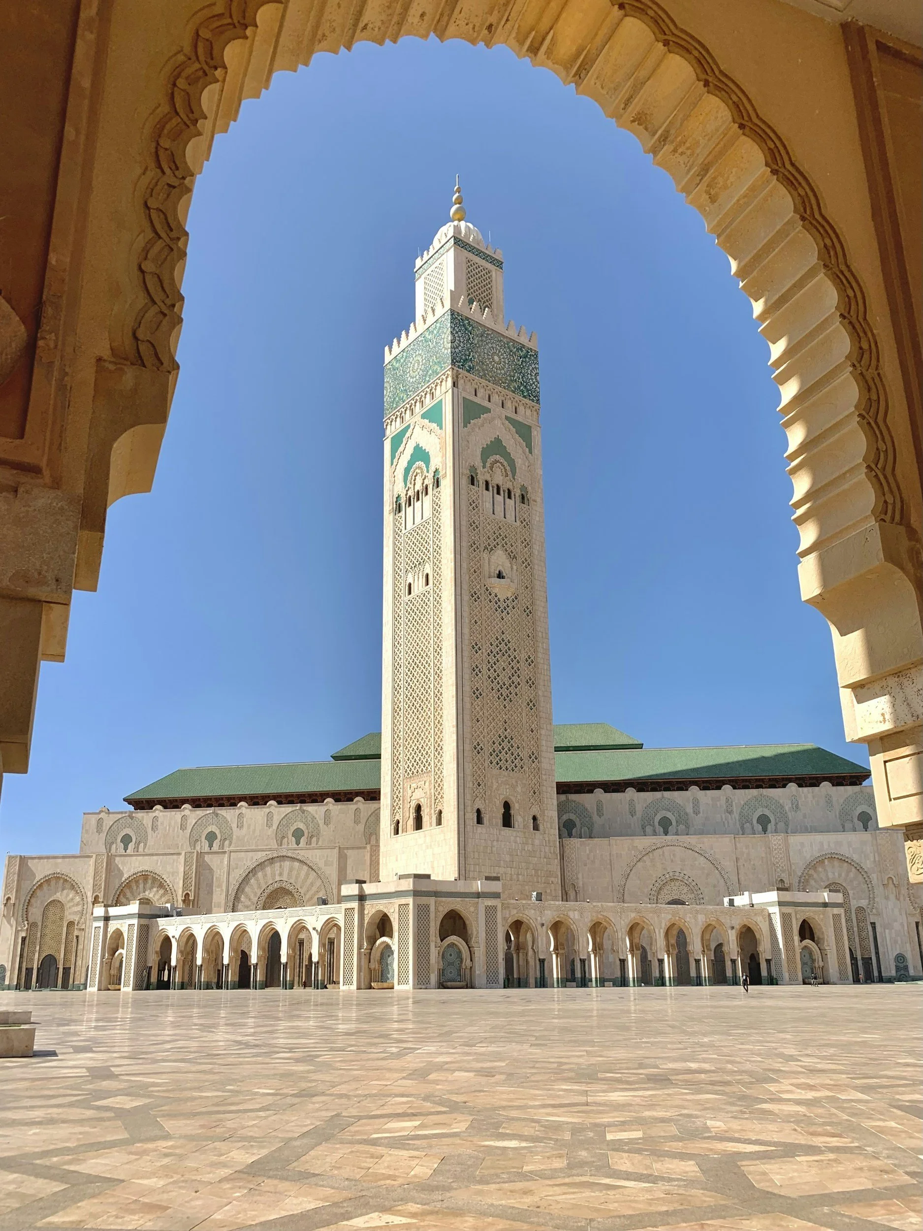 La mosquée Hassan II située à Casablanca, Maroc, vue à travers une arche.