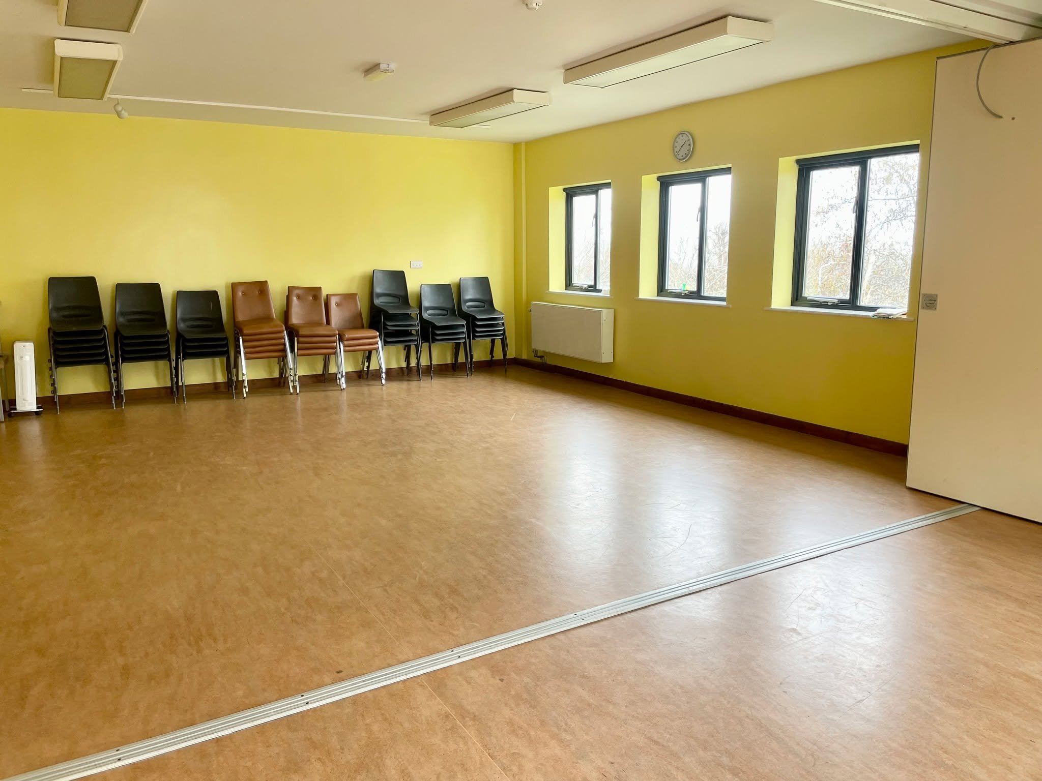 We have rooms to rent or you can rent out our entire facility for a party!
Room 1 (Hall) (Yellow Room)
This room measures 9.27m x 5.96m by height 2.63m. It can hold approximately
60 people (more or less depending if sitting, standing or exercising)