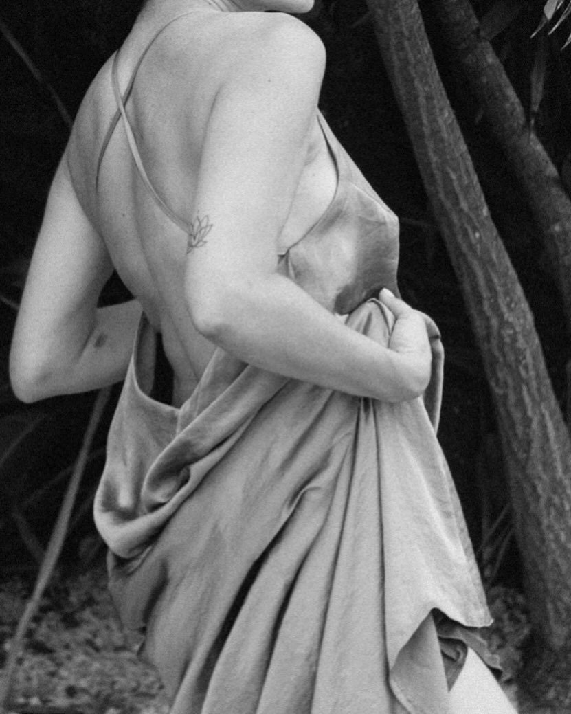 Delicate 🤍

#photographer #sonyalpha #womenphotographers #portugal #lisbonphotographer #bw_society #bwportrait #femaleframes #intimatestorytellers #womenartists