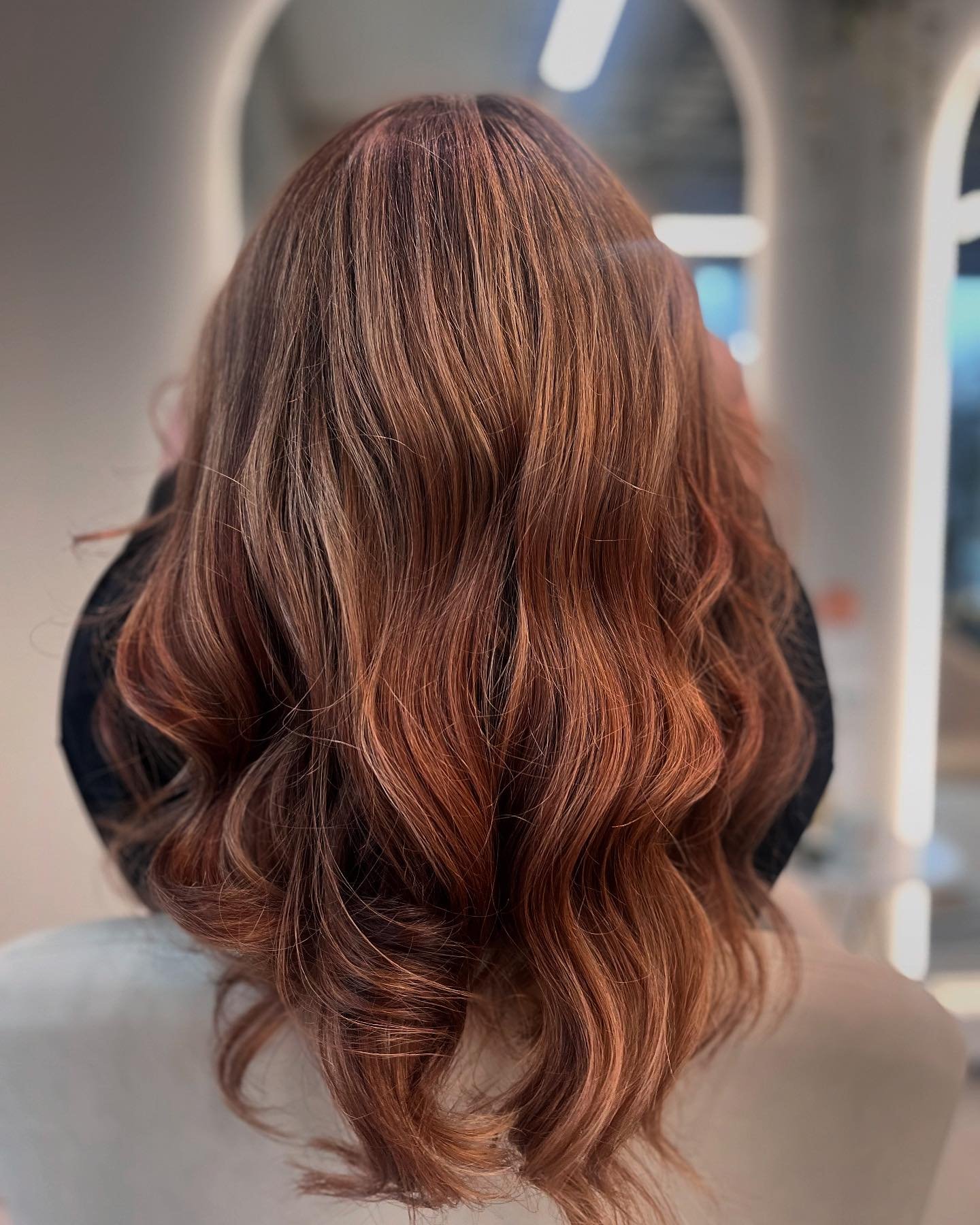 Raidotettu brunetti 🤎 Hiukset Minni #hiushuoneharmony #vuosaari #parturikampaamo #k18hairfinland #blondmeschwarzkopf #highlights #brunette #harmoninen