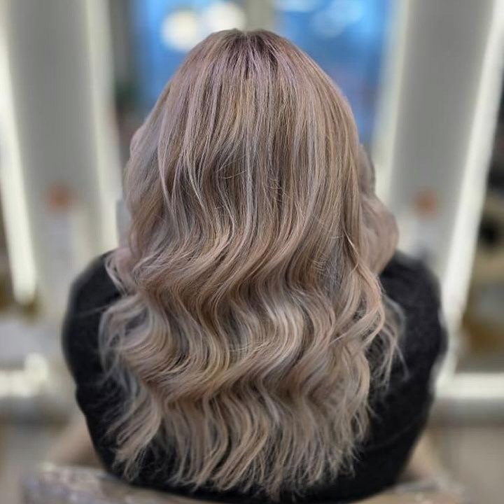 Paljon vaaleeta raitaa ja K18hair molekyylihoito mukana ✨ hiukset Kristiina #hiushuoneharmony #parturikampaamo #vuosaari #blond #highlights #k18hairfinland #blondmeschwarzkopf #harmoninen #vaaleathiukset